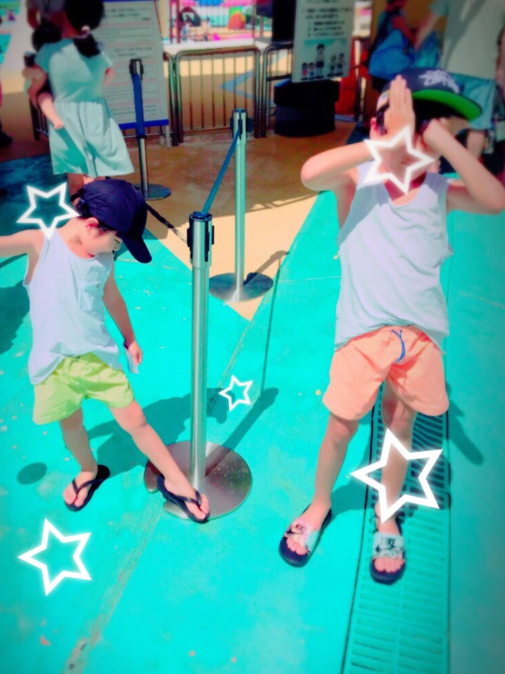「男の子、プール、サマースタイル、きょうだい、おそろいコーデ」｜「ZARAのアイテム（水着、イエロー系）」を使った、ah.t.さん（キッズ・110cm）の夏コーディネートの1枚目の写真