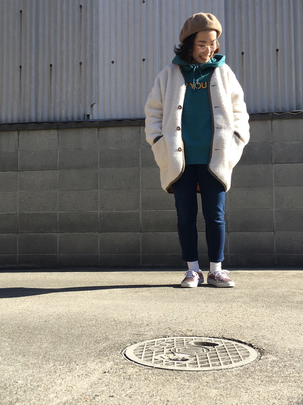 「冬コーデ、オトナカジュアル、シンプルコーデ、パンツスタイル、オーバーサイズ、ベレー帽、メンズライク、Another Edition、VANS」｜「Another Editionのロゴ刺繍パーカー（Tシャツ/カットソー、グリーン系）」を使った、hirokakiさん（レディース・152cm）の冬コーディネートの1枚目の写真