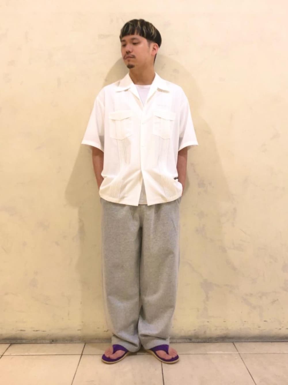 「MONKEY TIMEの＜monkey time＞ LT/BDG WIDE EASY/イージーパンツ（スウェットパンツ、グレー系）」を使った、002955adさん（メンズ・168cm）の春コーディネートの1枚目の写真