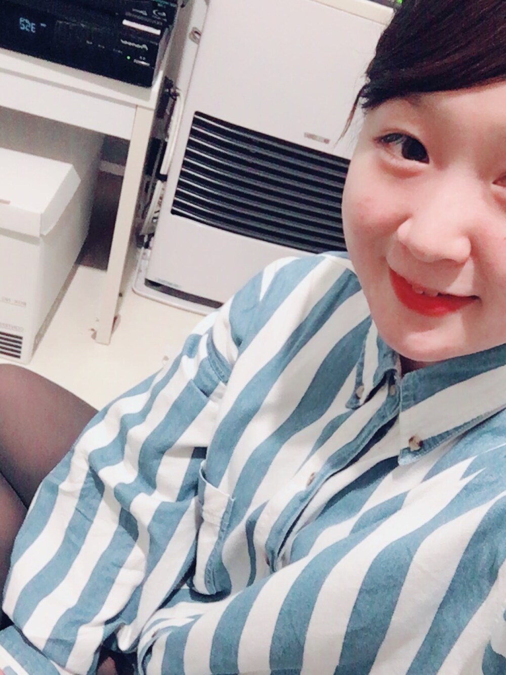 「WEGO、古着、used、グレータイツ、古着女子、メンズシャツ、オーバーサイズ、シャツスタイル、ブルー、ホワイト」｜「usedのアイテム（シャツ/ブラウス、ブルー系）」を使った、m o e m iさん（レディース・154cm）の冬コーディネートの1枚目の写真
