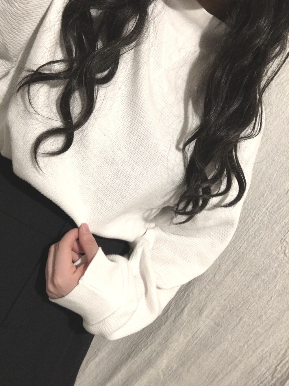 「ロングヘア、カスタネ、Kastane、ハイネック、ホワイト、パンツスタイル、グローバルワーク(GLOBAL WORK)、GLOBAL WORK、ネイビー、シンプル」｜「Kastaneのハイネックルーズサーマル（Tシャツ/カットソー、ホワイト系）」を使った、m o e m iさん（レディース・154cm）の冬コーディネートの1枚目の写真