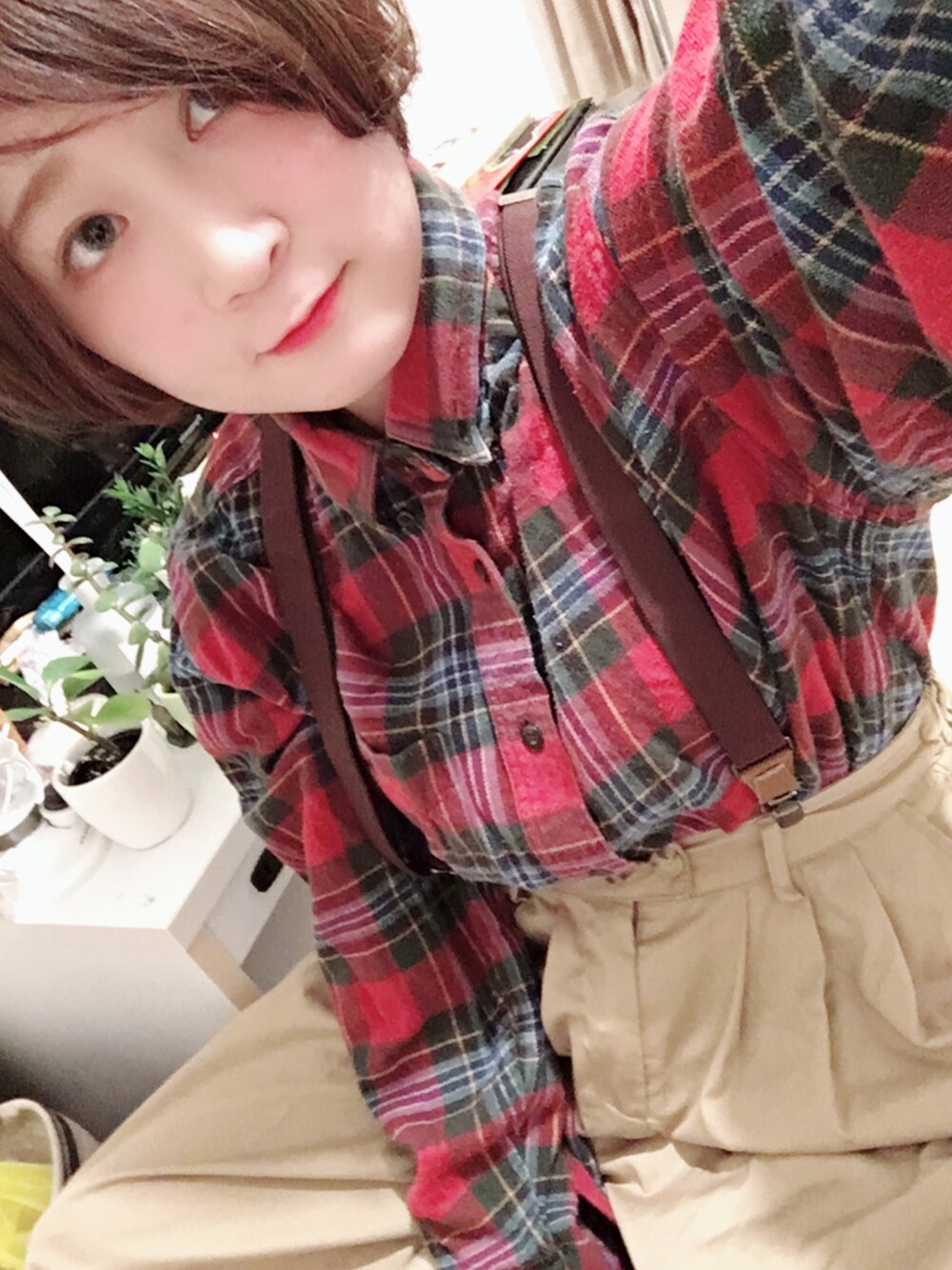「古着、ネルシャツ、赤、ベージュ、秋のコーデ、ショートヘア、used、サスペンダー、男の子、メンズライク」｜「古着のアイテム（シャツ/ブラウス、レッド系）」を使った、m o e m iさん（レディース・154cm）の夏コーディネートの1枚目の写真