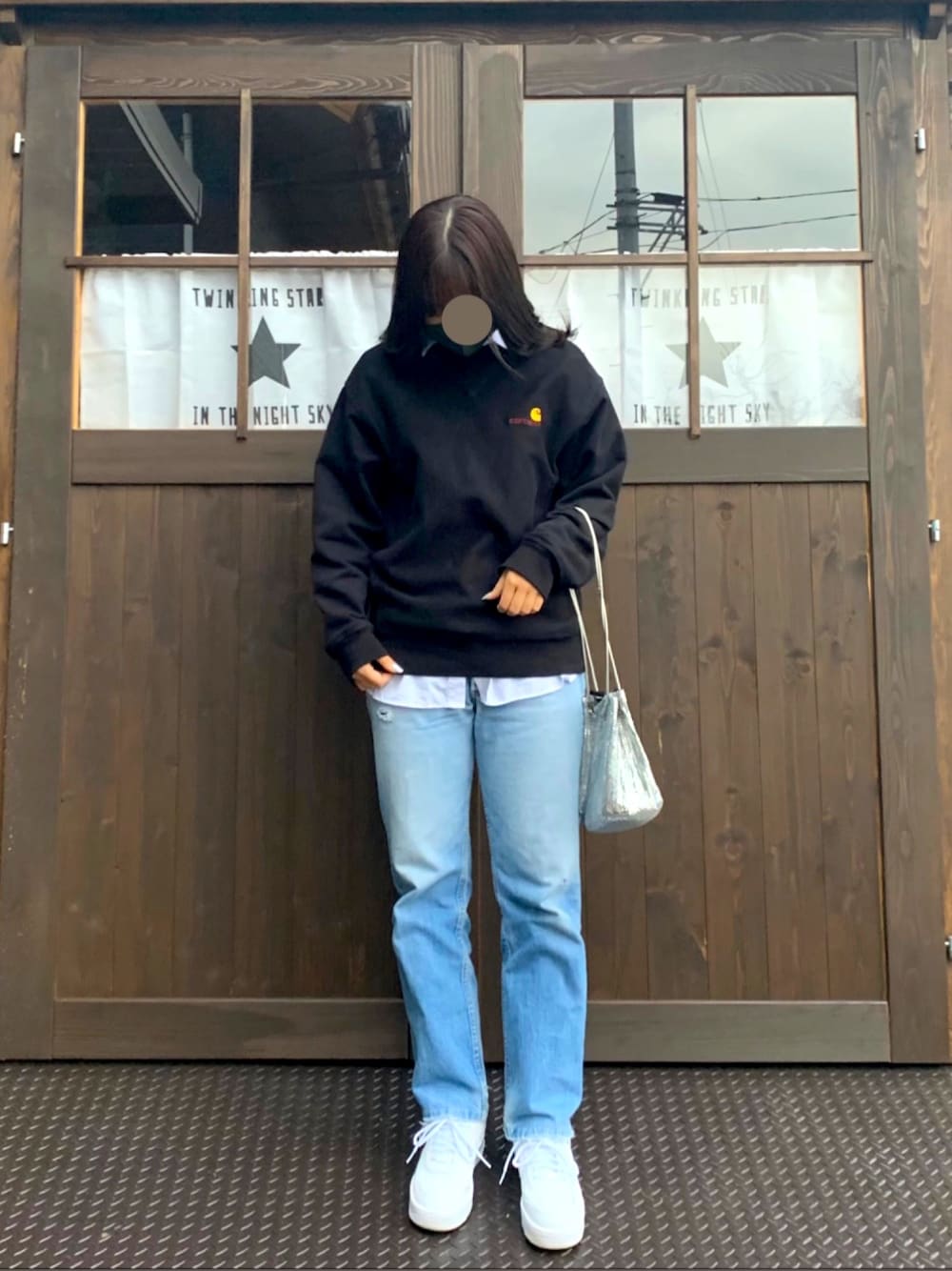 「デニム、白スニーカー、シャツスタイル、UNIQLO、carhartt、NIKE」｜「Carharttの【Carhartt】ビッグシルエットクルーネックスウェット（スウェット、ブラック系）」を使った、shihoさん（レディース・163cm）の春コーディネートの1枚目の写真