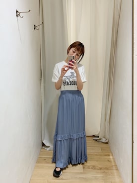 「ティアードスカート」｜「アイテム（スニーカー）」を使った、KASAHARA_156cmさん（レディース・156cm）の春コーディネート
