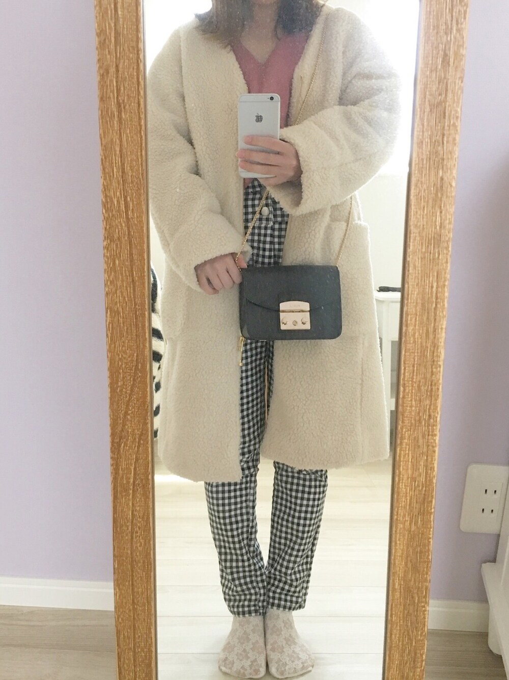 「カジュアルコーデ、ローリーズファーム(LOWRYS FARM)、GLOBAL WORK、furla、ミニバッグ」｜「ROPE' PICNICのフロントジップボアコート（その他アウター、ホワイト系）」を使った、oki⋆さん（レディース・148cm）の春コーディネートの1枚目の写真