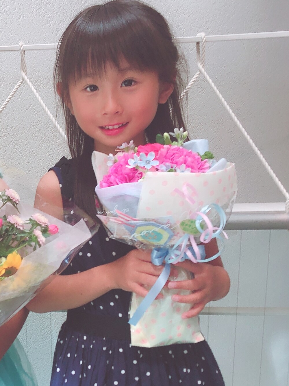 「THE SHOP TK の【100cm～140cm】ノースリーブリボンワンピース（ワンピース、ブルー系）」を使った、REI♠︎さん（キッズ・110cm）の夏コーディネートの1枚目の写真