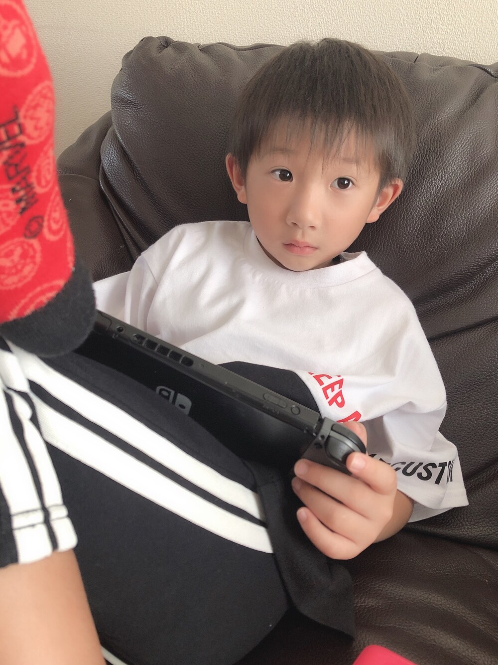 「キッズコーデ、シンプルコーデ、男の子コーデ」｜「RAD CUSTOMのRAD CUSTOM/天竺切り替えロゴプリントＴシャツ（Tシャツ/カットソー、ホワイト系）」を使った、REI♠︎さん（キッズ・110cm）の夏コーディネートの1枚目の写真