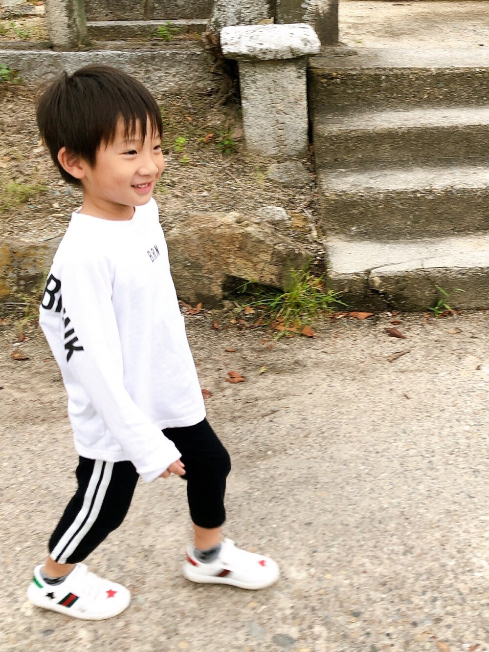 「BRANSHESのバックプリント長袖Tシャツ（Tシャツ/カットソー、ホワイト系）」を使った、REI♠︎さん（キッズ・110cm）の秋コーディネートの1枚目の写真