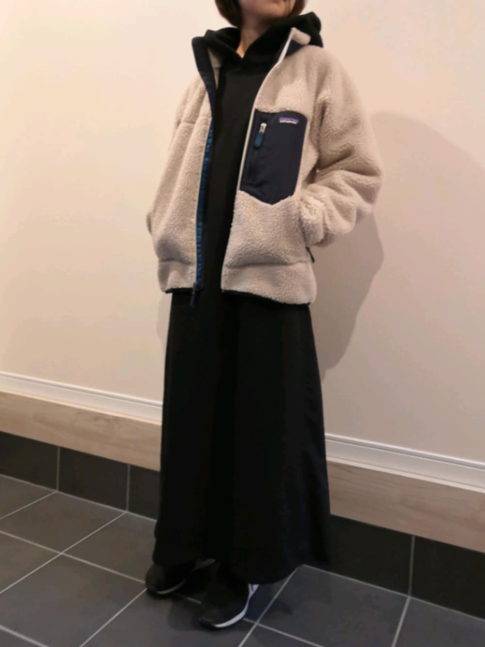 「ママコーデ、patagonia、レトロX、今日のコーデ、雪の日、カジュアル」｜「Aunt Marie'sのAUNT MARIE'S バックプリーツフーディーワンピース（ワンピース、ブラック系）」を使った、HALさん（レディース・162cm）の冬コーディネートの1枚目の写真
