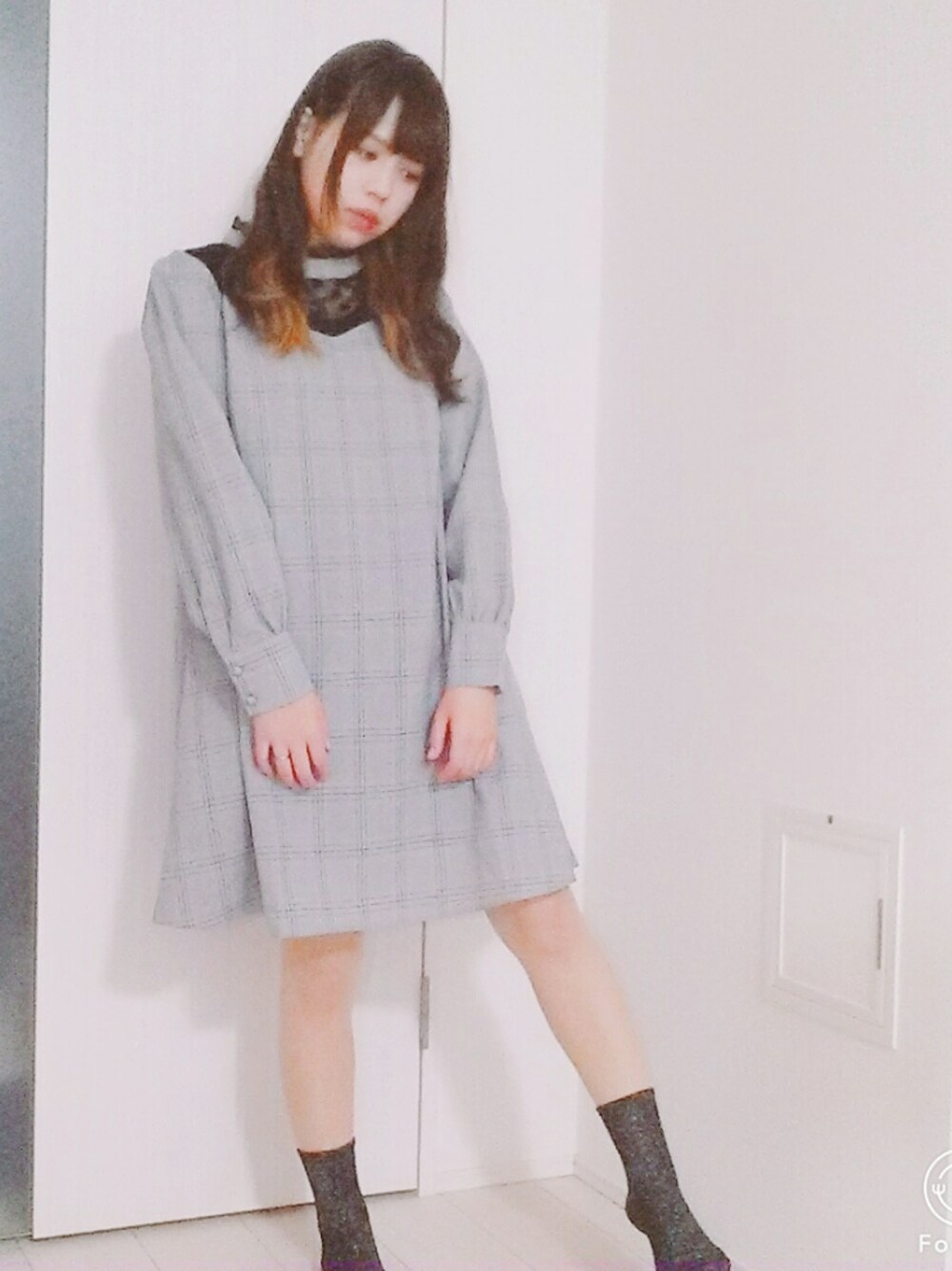「シンプル、大人ガーリー、モノトーンコーデ、春コーデ、ワンピース、撮影、ガーリー、おしゃれさんと繋がりたい、黒、fashion」｜「suzutanのアイテム（ワンピース、グレー系）」を使った、せなさん（レディース・155cm）の冬コーディネートの1枚目の写真