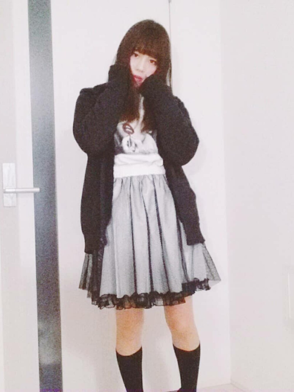「スカート、休日スタイル、黒、E hyphen world gallery BonBon、イーハイフン、BonBon、中村里砂、ガーリーカジュアル、撮影、モデル」｜「E hyphen world galleryのアイテム（スウェット、ホワイト系）」を使った、せなさん（レディース・155cm）の冬コーディネートの1枚目の写真