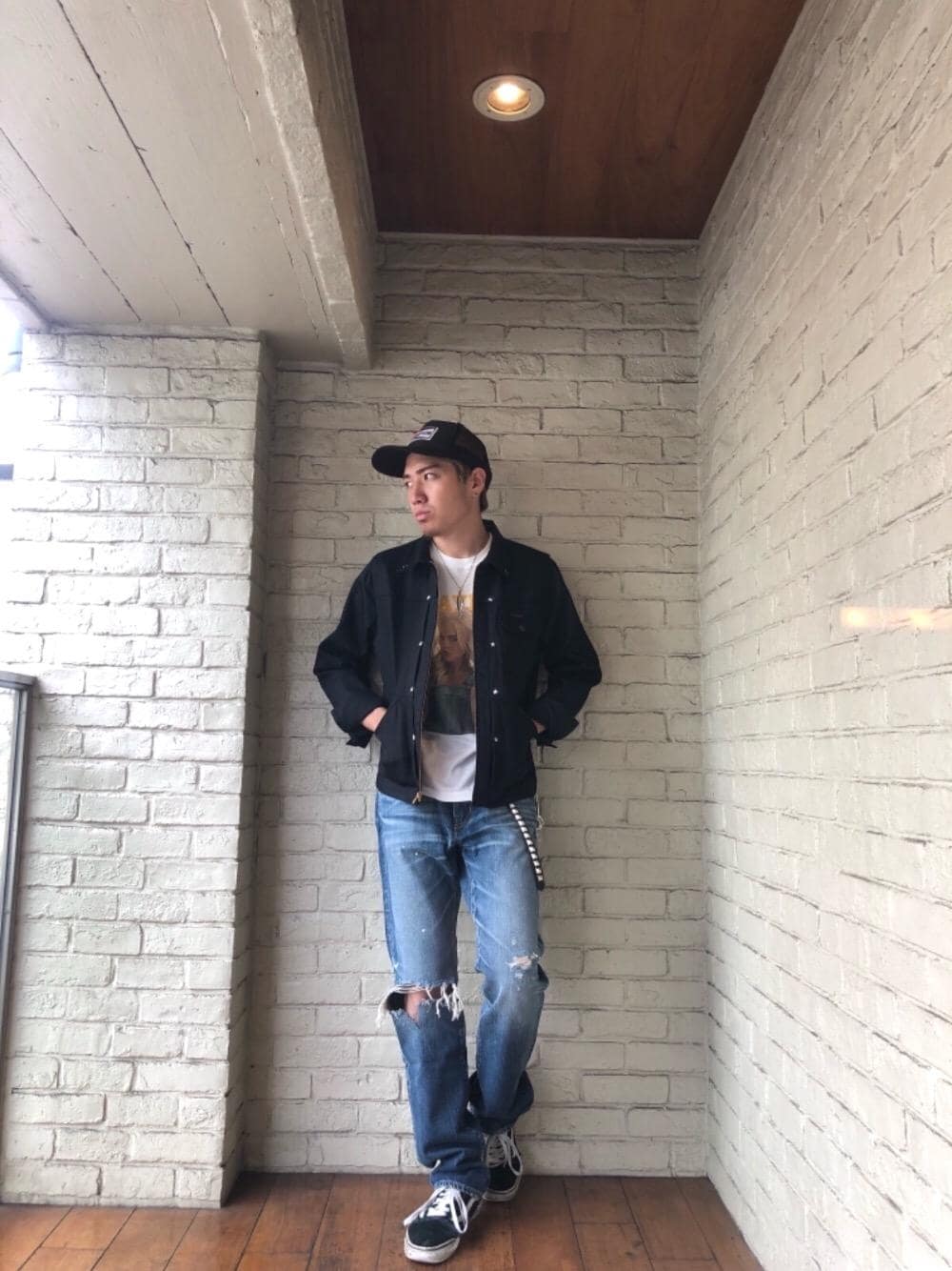 「デニム、アメカジ、デニムジャケット、コラボ、Tシャツ、Gジャン、ダメージデニム、PLAYBOY、スタッズベルト、ナローベルト」｜「HYSTERIC GLAMOURのCN加工デニム スリムストレートパンツ（デニムパンツ、ブルー系）」を使った、YUTOさん（メンズ・172cm）の夏コーディネートの1枚目の写真
