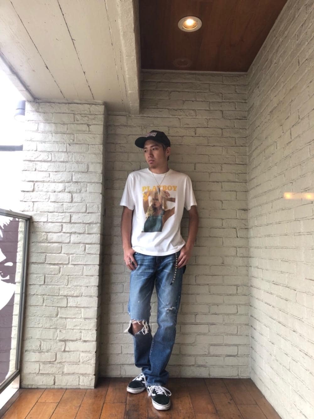 「デニム、アメカジ、コラボ、Tシャツ、ダメージデニム、PLAYBOY、ダブルネーム、スタッズベルト、ナローベルト、プレイボーイ」｜「HYSTERIC GLAMOURのCN加工デニム スリムストレートパンツ（デニムパンツ、ブルー系）」を使った、YUTOさん（メンズ・172cm）の夏コーディネートの1枚目の写真