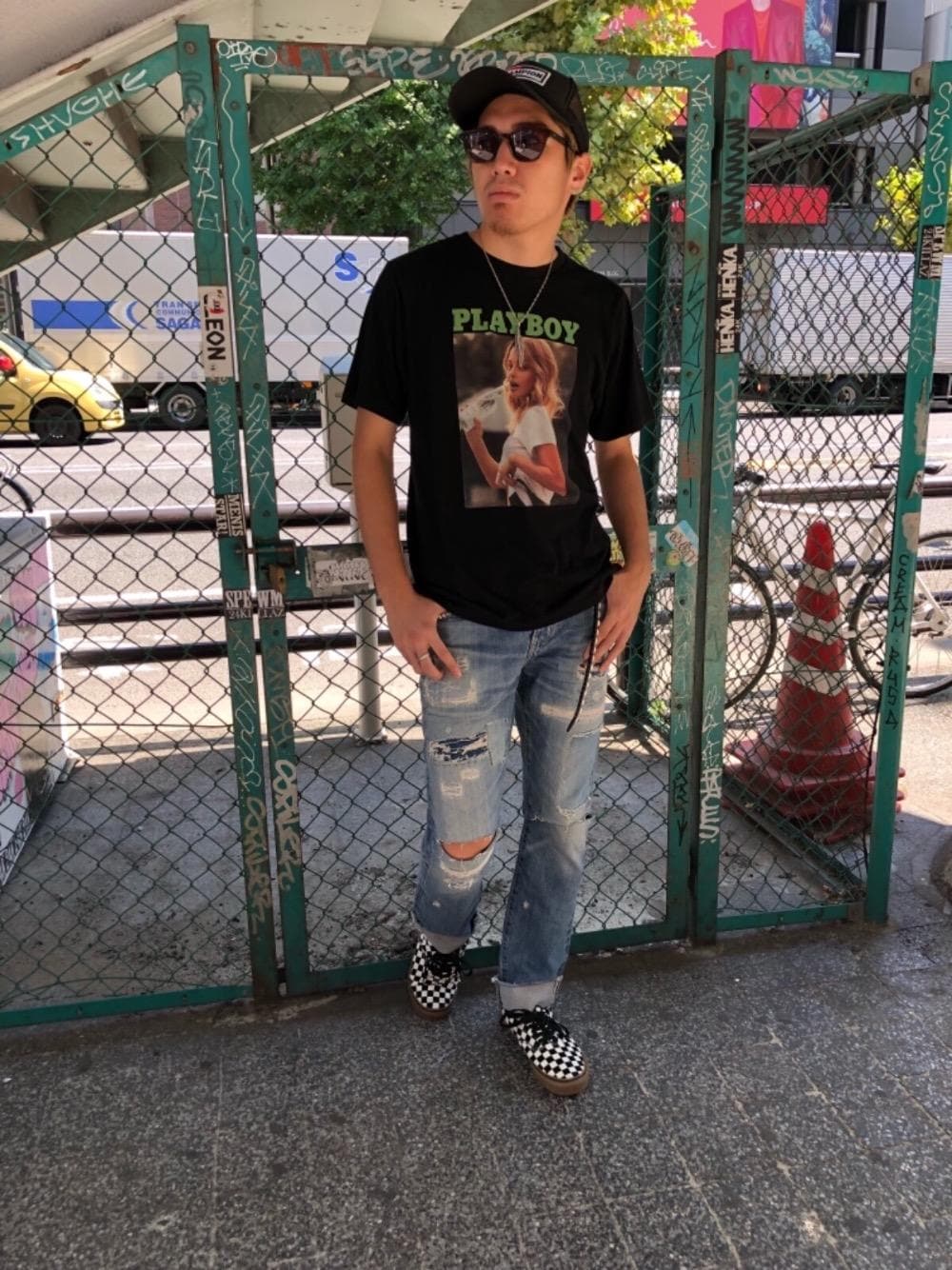 「デニム、アメカジ、コラボ、Tシャツ、サングラス、ダメージデニム、PLAYBOY、スタッズベルト、ナローベルト、プレイボーイ」｜「HYSTERIC GLAMOURのvoidoid（サングラス、ブラウン系）」を使った、YUTOさん（メンズ・172cm）の夏コーディネートの1枚目の写真