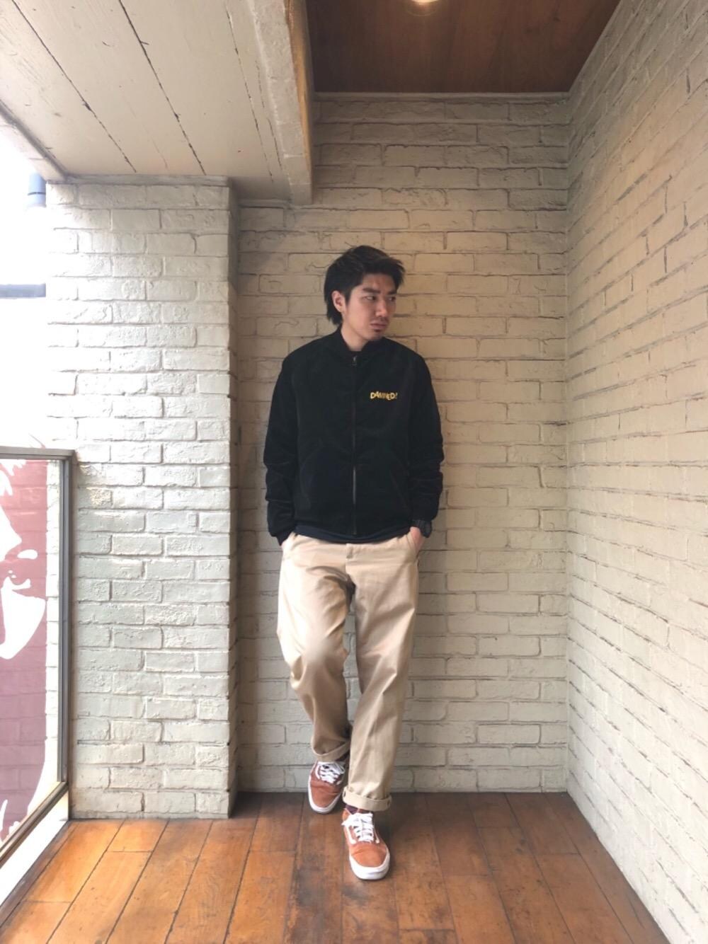 「スカジャン、アメカジ、チノパン、Tシャツ、刺繍、ルード、スーベニアジャケット」｜「HYSTERIC GLAMOURのミリタリーチノパンツ（チノパンツ、ベージュ系）」を使った、YUTOさん（メンズ・172cm）の冬コーディネートの1枚目の写真