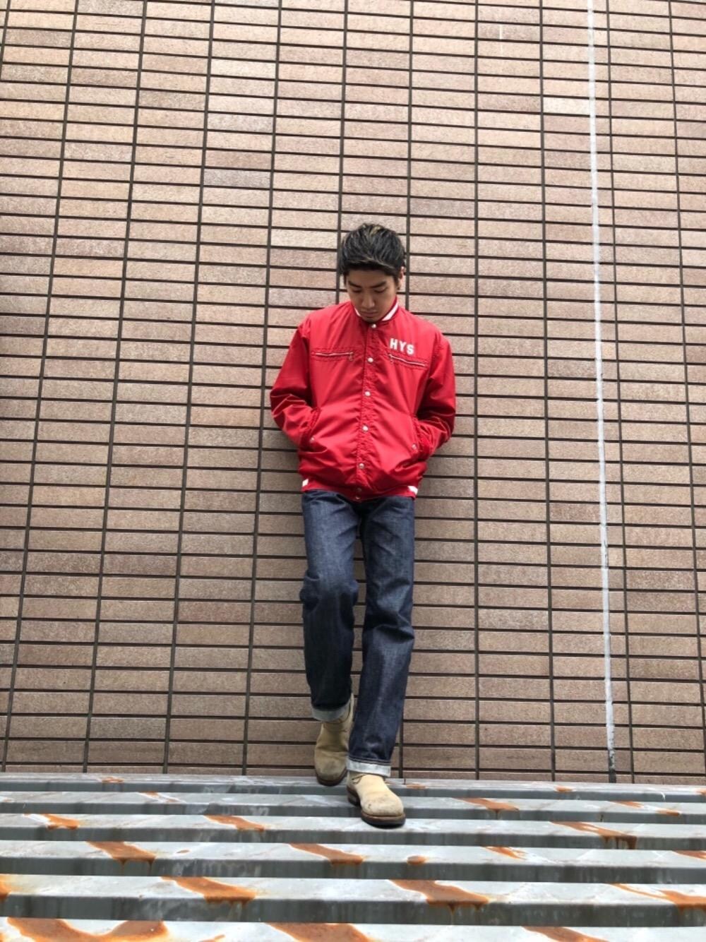 「デニム、スタジャン、アメカジ、Tシャツ」｜「HYSTERIC GLAMOURのRAWデニム ストレートパンツ（デニムパンツ、ブルー系）」を使った、YUTOさん（メンズ・172cm）の冬コーディネートの1枚目の写真