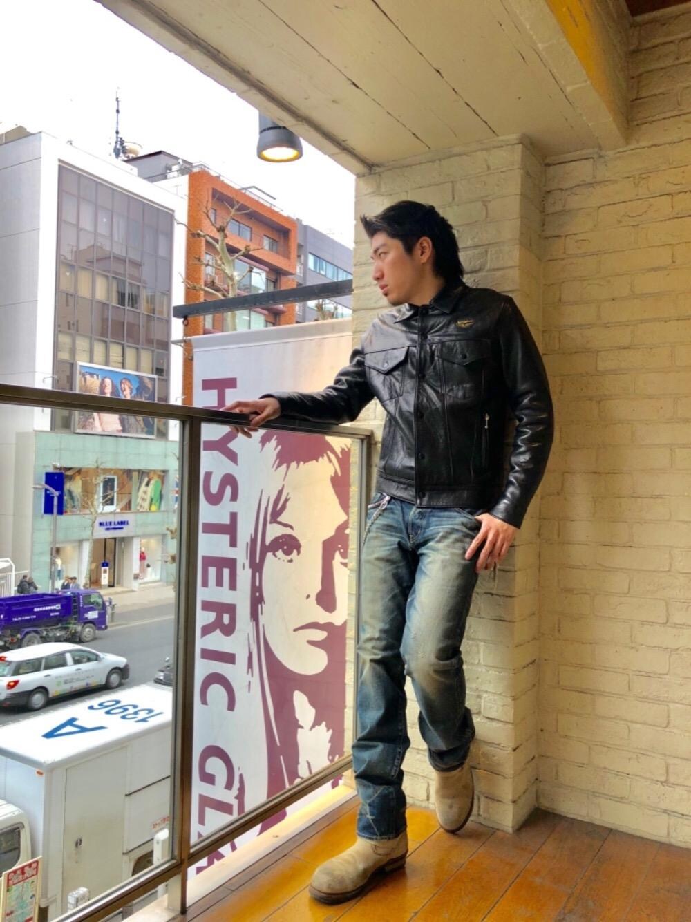「デニム、レザー、アメカジ、コラボ、革ジャン、ルード、ルイスレザー、Lewis Leather」｜「HYSTERIC GLAMOURのSP加工デニムリメイク スリムストレートパンツ（デニムパンツ、ブルー系）」を使った、YUTOさん（メンズ・172cm）の冬コーディネートの1枚目の写真
