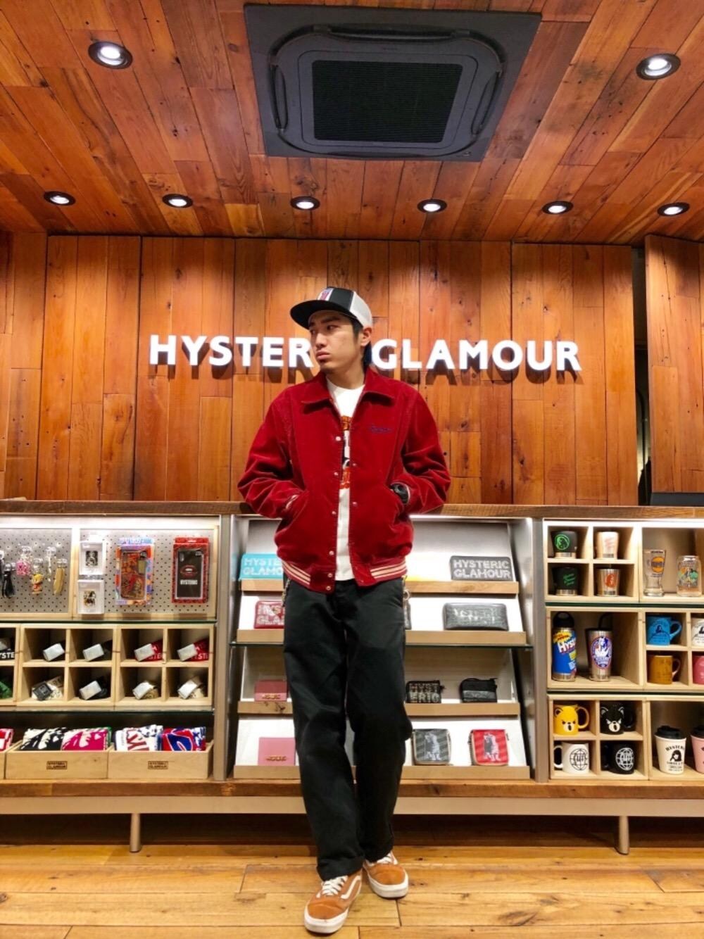 「スタジャン、コーデュロイ、アメカジ、チノパン、Tシャツ、刺繍、ルード」｜「HYSTERIC GLAMOURのミリタリーチノパンツ（チノパンツ、ブラック系）」を使った、YUTOさん（メンズ・172cm）の春コーディネートの1枚目の写真