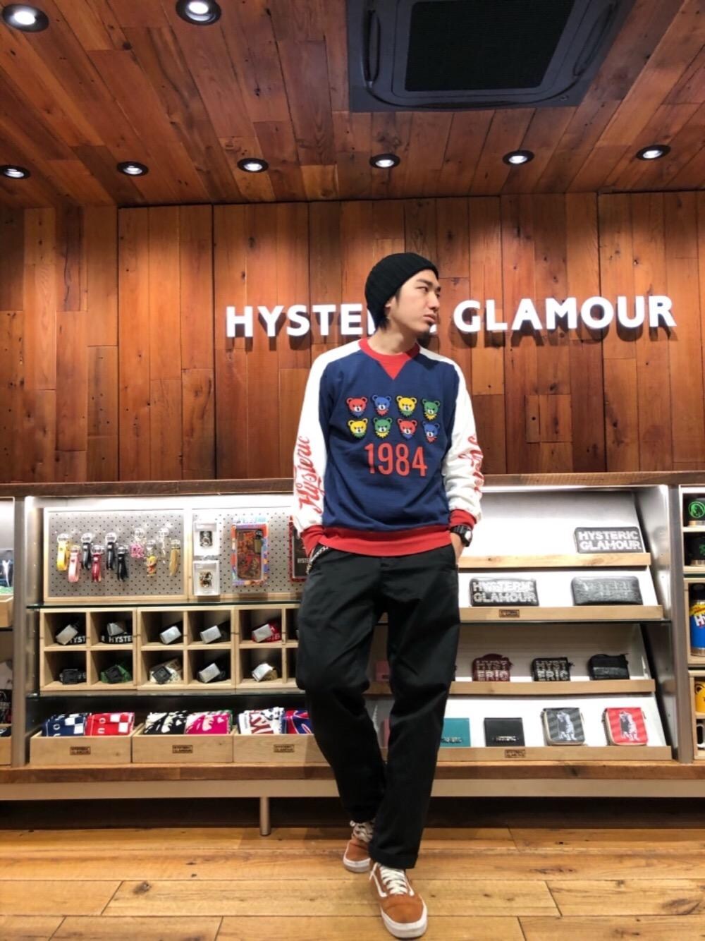 「アメカジ、チノパン、ロンT、キャラT、パロディー」｜「HYSTERIC GLAMOURのミリタリーチノパンツ（チノパンツ、ブラック系）」を使った、YUTOさん（メンズ・172cm）の春コーディネートの1枚目の写真