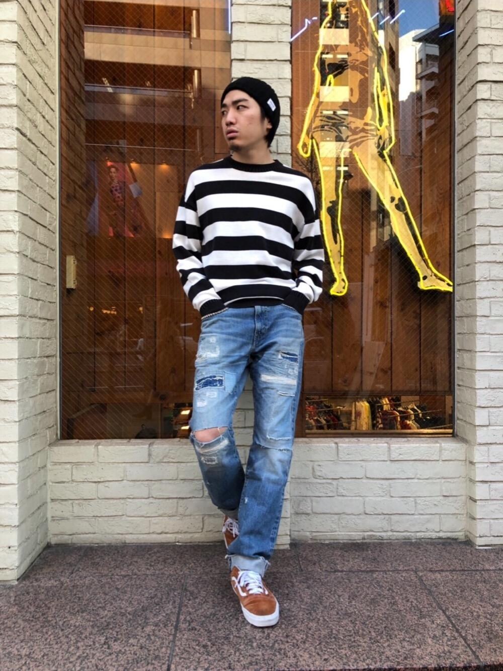 「ニット、デニム、ボーダー、アメカジ、ルード、ダメージデニム」｜「HYSTERIC GLAMOURのRR加工デニム スリムストレートPT（デニムパンツ、ブルー系）」を使った、YUTOさん（メンズ・172cm）の春コーディネートの1枚目の写真