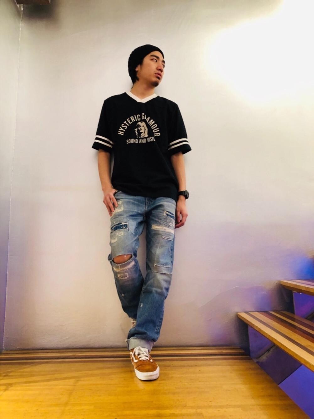 「デニム、アメカジ、Tシャツ、ダメージデニム」｜「HYSTERIC GLAMOURのRR加工デニム スリムストレートPT（デニムパンツ、ブルー系）」を使った、YUTOさん（メンズ・172cm）の春コーディネートの1枚目の写真