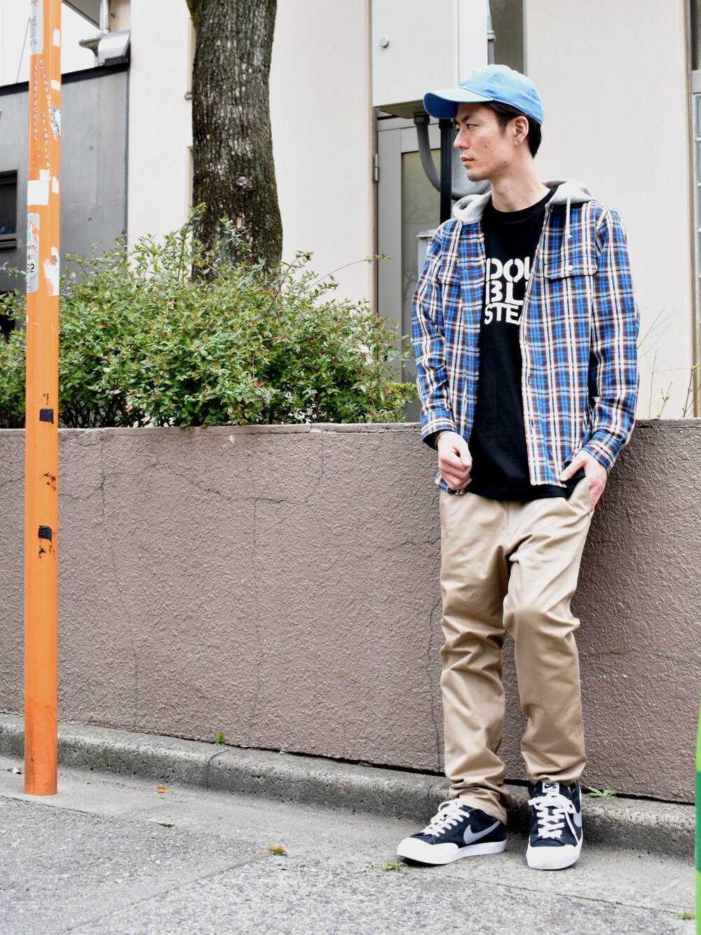 ブラック系のTシャツ/カットソー、その他のシャツ/ブラウス、ベージュ系のチノパンツを着用したメンズの春コーディネートの1枚目の写真