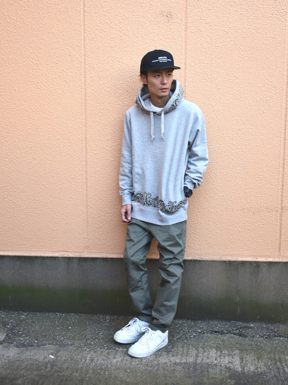 「休日スタイル、冬、シンプル、今日のコーデ、ビッグシルエット、DOUBLE STEAL、ストリート、スニーカー」｜「DOUBLE STEALのBasic Type-2 B.B CAP（キャップ、ブラック系）」を使った、まっつんさん（メンズ・173cm）の秋コーディネートの1枚目の写真