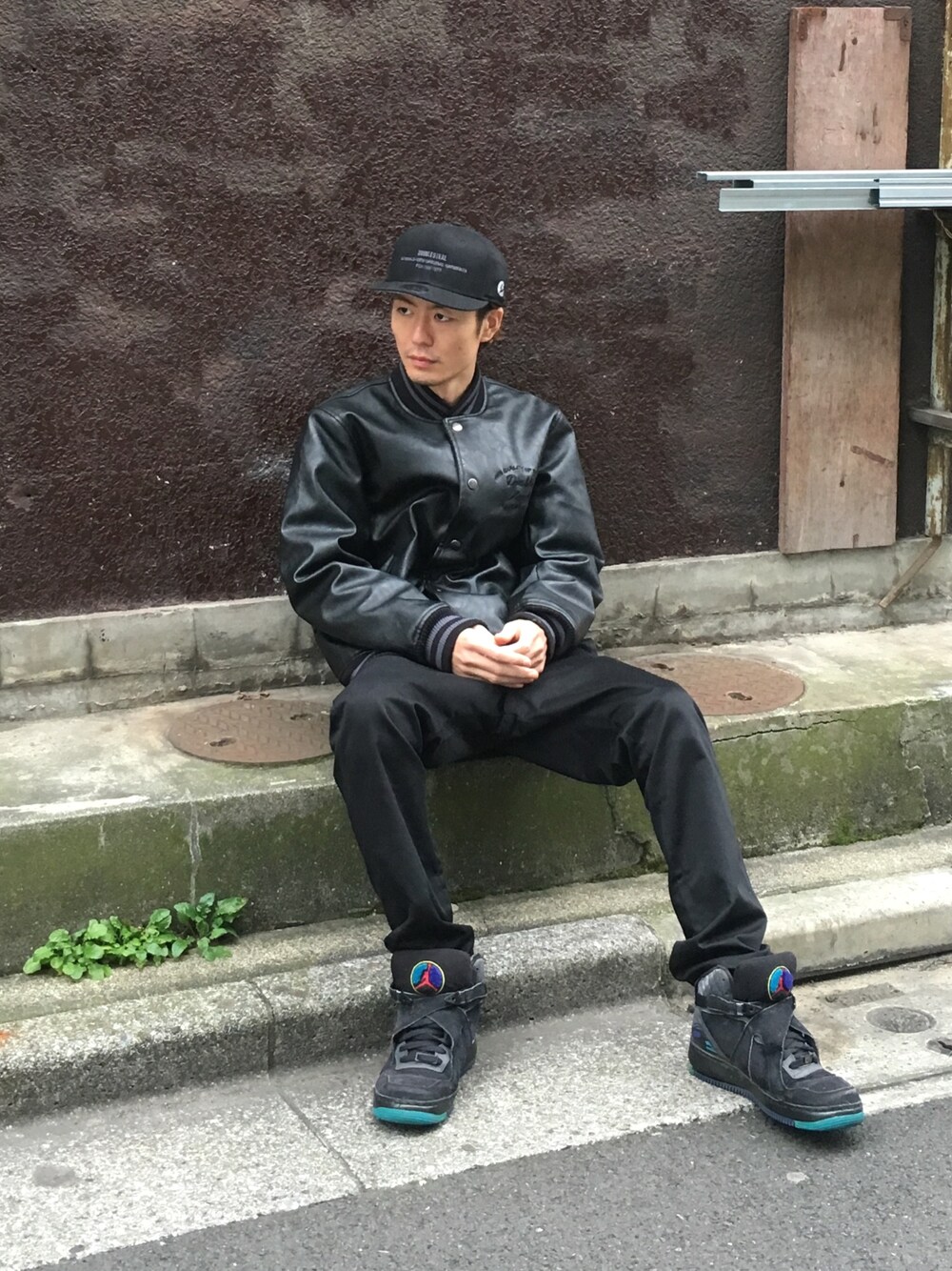 「冬コーデ、カジュアルコーデ、ナイキスニーカー、寒い、スニーカー、キャップ、street、ブラックコーデ、DOUBLE STEAL」｜「DOUBLE STEALのLeather Stadium Jacket（スタジャン、ブラック系）」を使った、まっつんさん（メンズ・173cm）の冬コーディネートの1枚目の写真