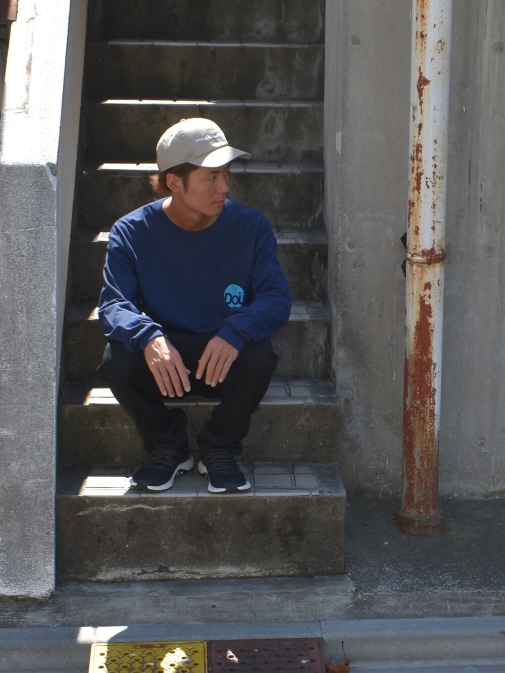 「秋のコーデ、シンプル、大人カジュアル、チノパン、DOUBLE STEAL、スケータースタイル、ストリート、streetstyle」｜「DOUBLE STEALのLine DOU Tapered パンツ（その他パンツ、ブラック系）」を使った、まっつんさん（メンズ・173cm）の秋コーディネートの1枚目の写真