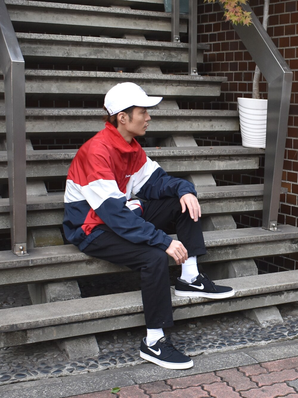 「秋冬、休日スタイル、オトナカジュアル、秋コーデ、ストリートMIX、streetstyle、オーバーサイズ、DOUBLE STEAL、スポーツミックス、スニーカー」｜「DOUBLE STEALのNative Pocket アンクル　パンツ（その他パンツ、ブラック系）」を使った、まっつんさん（メンズ・173cm）の秋コーディネートの1枚目の写真