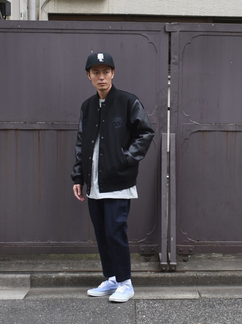 「冬、ブラック、オトナカジュアル、デニムパンツ、DOUBLE STEAL、ストリート、スケーター、スタジャン、アンクルパンツ」｜「DOUBLE STEALのNative Pocket アンクル　パンツ（その他パンツ、ブルー系）」を使った、まっつんさん（メンズ・173cm）の冬コーディネートの1枚目の写真
