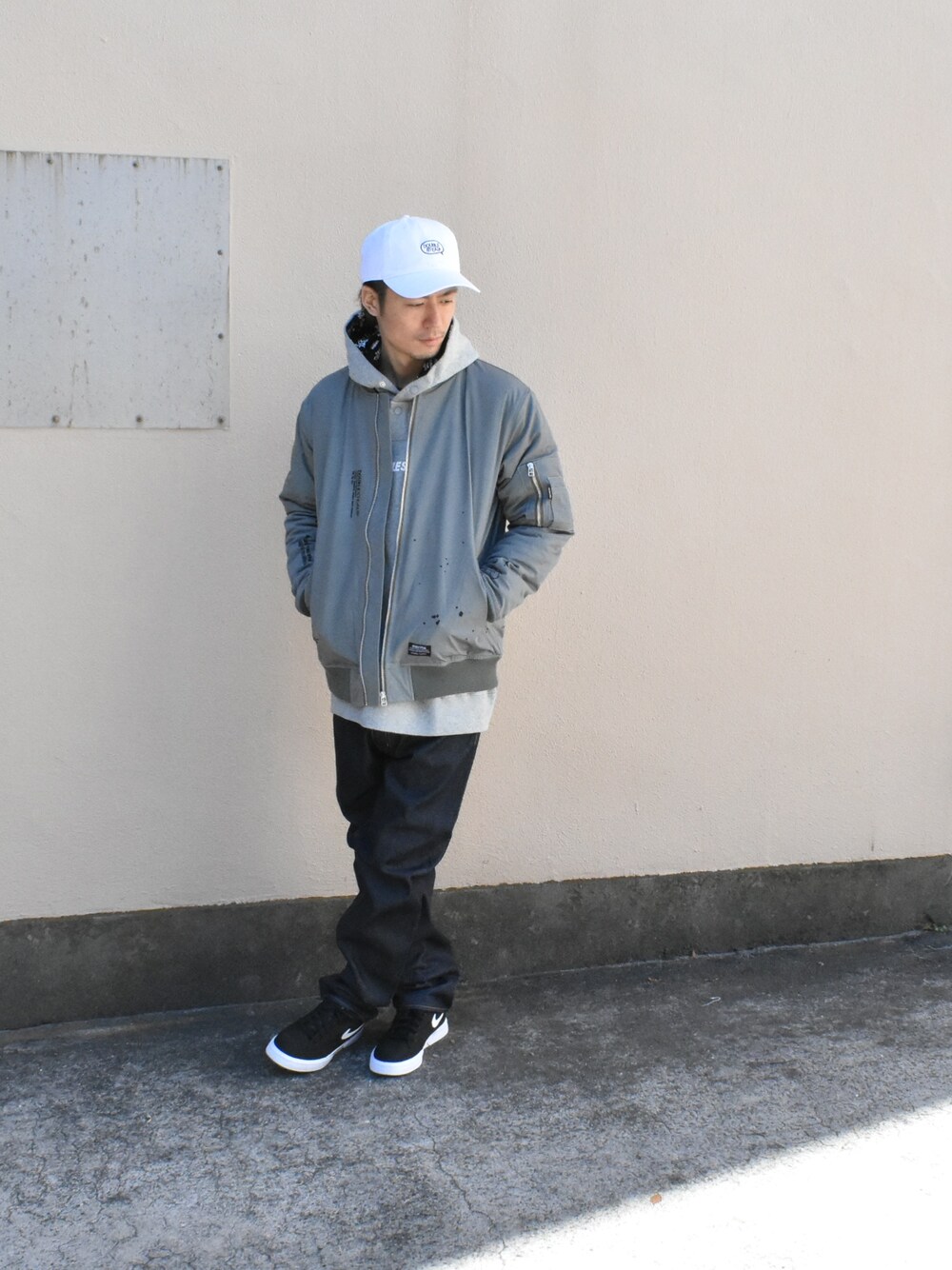 「streetstyle、オトナカジュアル、MA-1、DOUBLE STEAL、winter、キャップ、ストリート、スニーカー、スニーカーコーデ」｜「DOUBLE STEALのLine DOU narrow デニム（デニムパンツ、ブルー系）」を使った、まっつんさん（メンズ・173cm）の冬コーディネートの1枚目の写真
