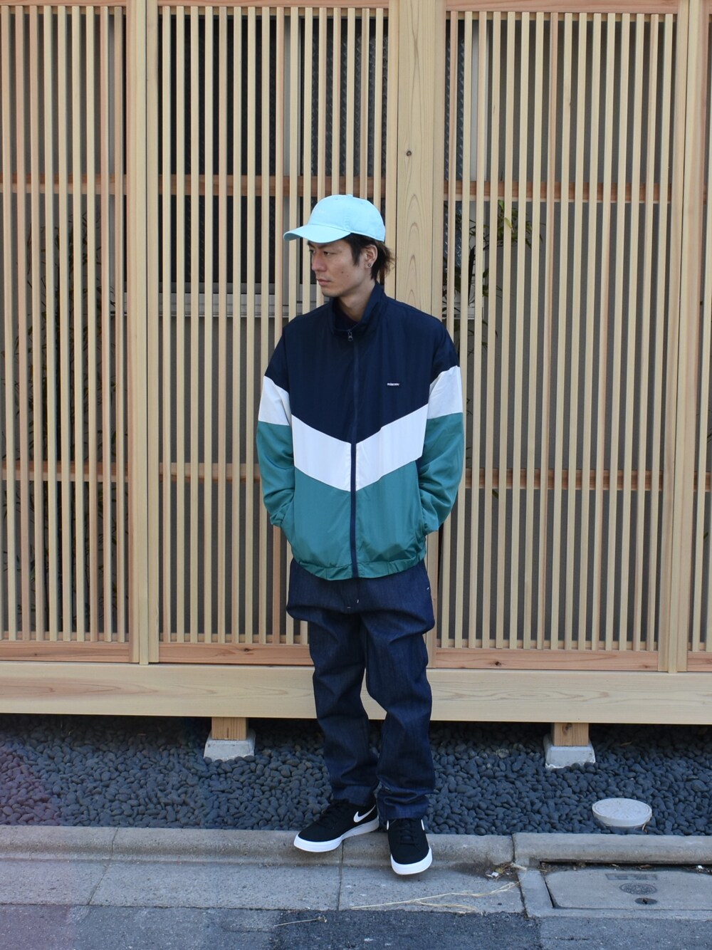 「カジュアル、スニーカーコーデ、ラフ、ストリートMIX、ガチャベルト、DOUBLE STEAL、ストリート、スニーカー」｜「DOUBLE STEALの3color track ジャケット（ナイロンジャケット、ブルー系）」を使った、まっつんさん（メンズ・173cm）の冬コーディネートの1枚目の写真