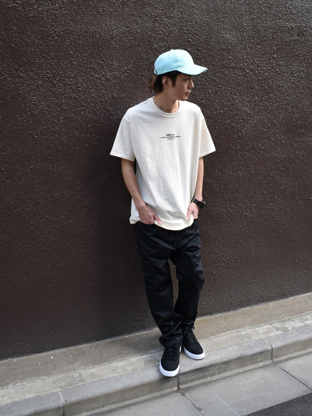 「春服、オトナカジュアル、ゆるコーデ、DOUBLE STEAL、ストリートMIX、キャップ」｜「DOUBLE STEALのBasic Type2 embroidery Ｔシャツ（Tシャツ/カットソー、ホワイト系）」を使った、まっつんさん（メンズ・173cm）の春コーディネートの1枚目の写真