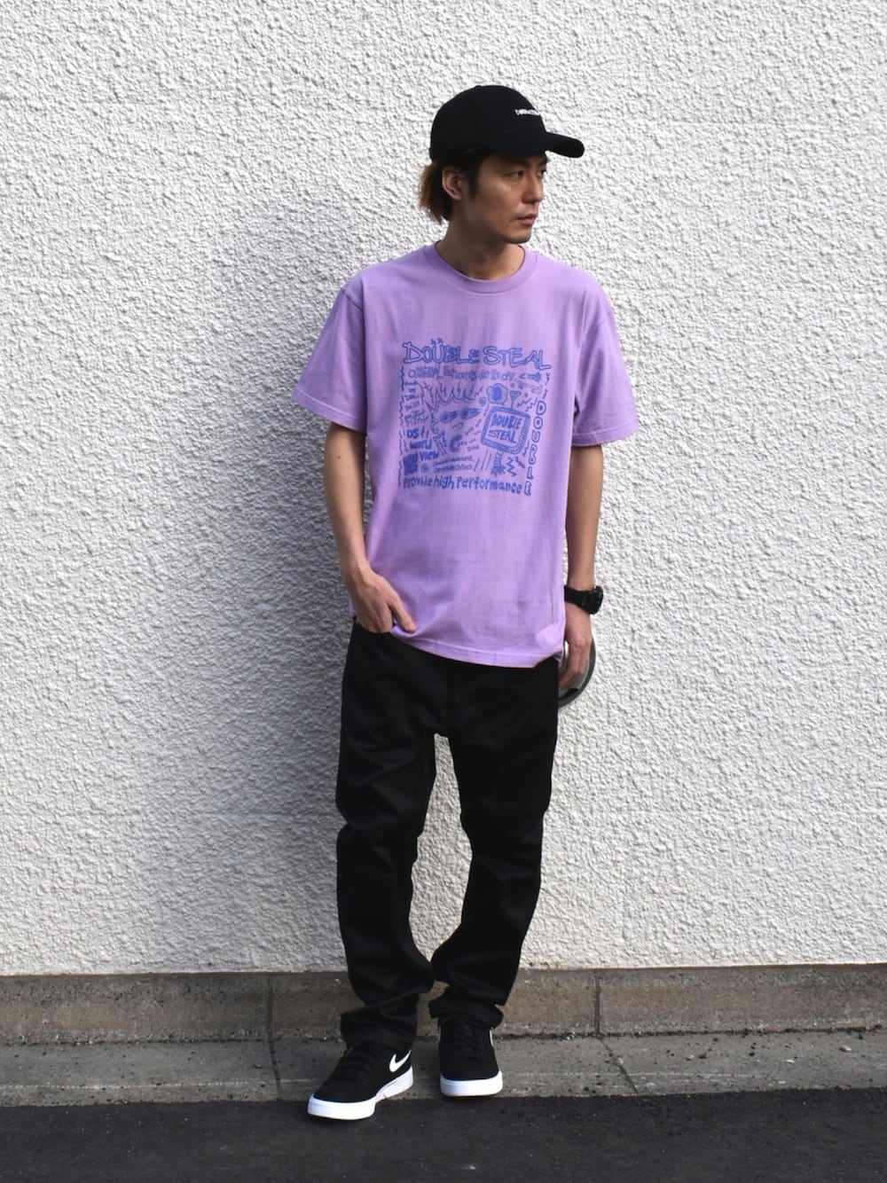 「春コーデ、シンプル、休日スタイル、ストリートMIX、スニーカー、DOUBLE STEAL、スケータースタイル」｜「DOUBLE STEALのhave a DAYDREAM Ｔシャツ（Tシャツ/カットソー、パープル系）」を使った、まっつんさん（メンズ・173cm）の春コーディネートの1枚目の写真