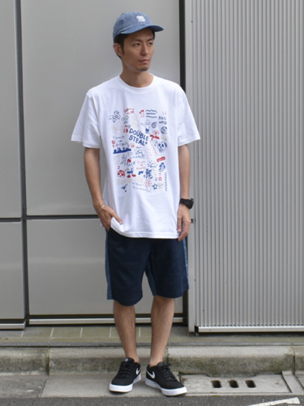 「シンプルコーデ、夏コーデ、オトナカジュアル、スニーカーコーデ、Tシャツ、今日のコーデ、street、白Tシャツ、DOUBLE STEAL」｜「DOUBLE STEALのSQUARE SKETCH Ｔシャツ（Tシャツ/カットソー、ホワイト系）」を使った、まっつんさん（メンズ・173cm）の夏コーディネートの1枚目の写真