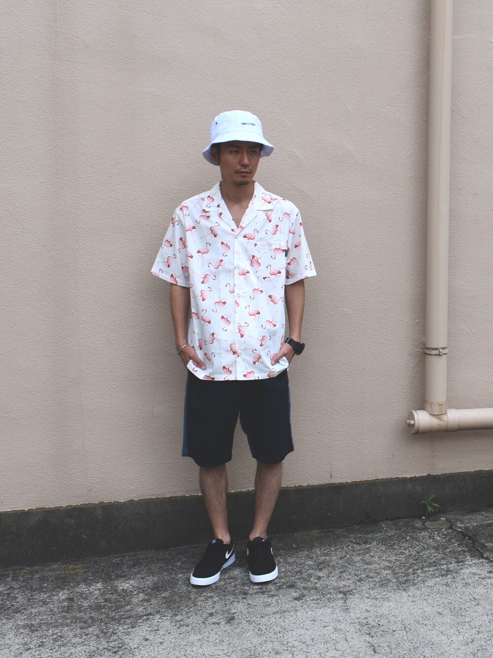 「カジュアルコーデ、スニーカーコーデ、オトナカジュアル、ラフ、ストリート、ハット、柄シャツ、DOUBLE STEAL、おしゃれさんと繋がりたい」｜「DOUBLE STEALのFlamingo box Shirt　開襟シャツ（シャツ/ブラウス、ホワイト系）」を使った、まっつんさん（メンズ・173cm）の夏コーディネートの1枚目の写真