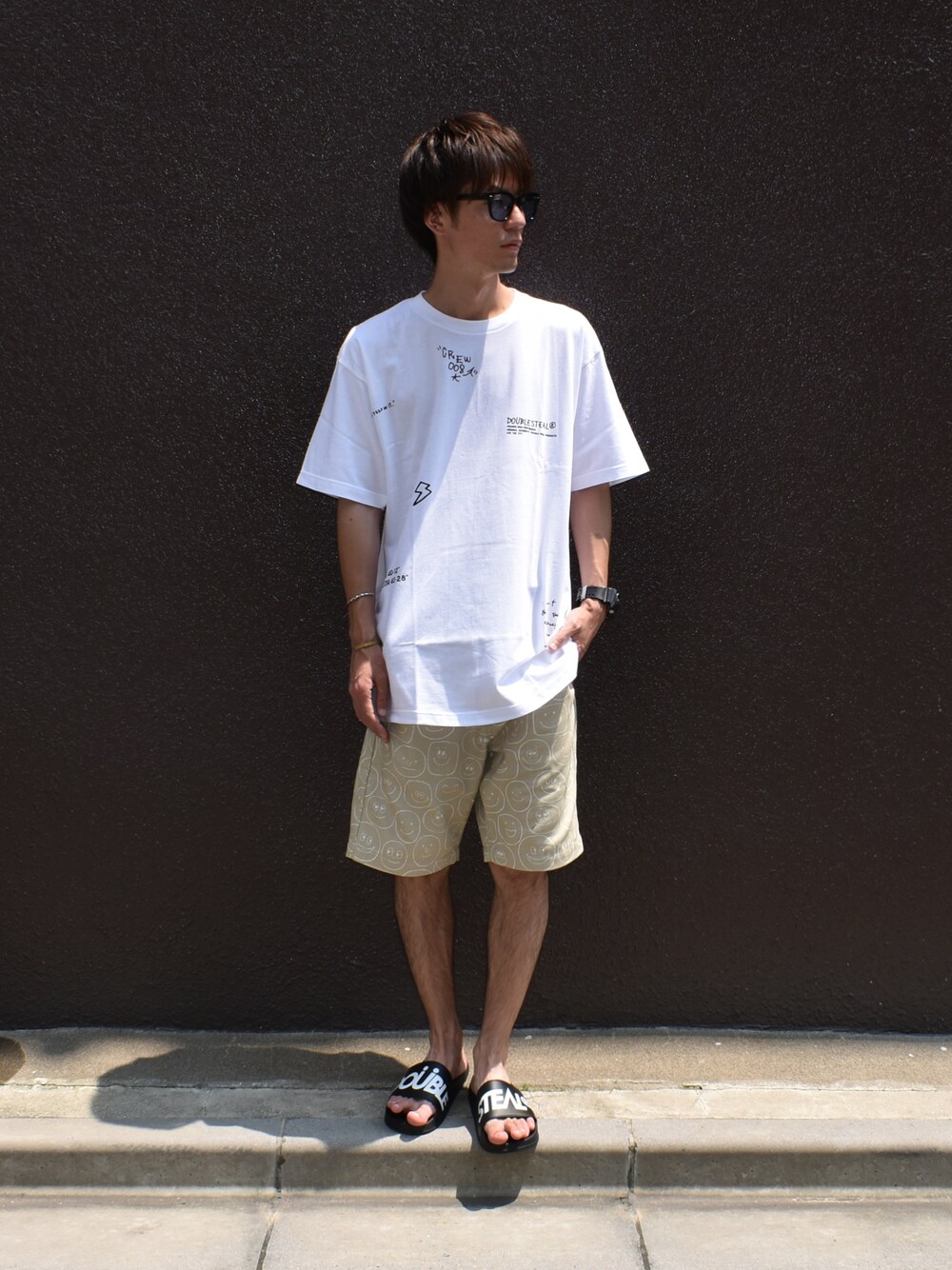 「シンプル、夏コーデ、ラフ、カジュアル、大人カジュアル、今日のコーデ、Tシャツ、DOUBLE STEAL、ストリート、サングラス」｜「DOUBLE STEALのBig PRINT Tee（Tシャツ/カットソー、ホワイト系）」を使った、まっつんさん（メンズ・173cm）の夏コーディネートの1枚目の写真