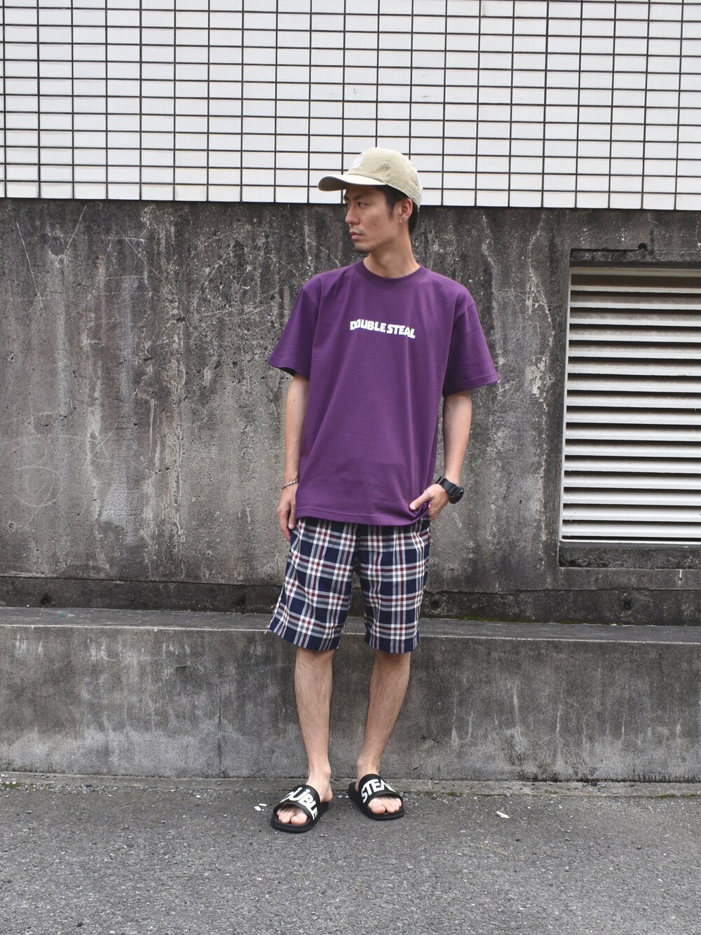 「カジュアルコーデ、ビッグT、大人コーデ、夏コーデ、キャップ、DOUBLE STEAL、ストリート、ハーフパンツ」｜「DOUBLE STEALのBLOCK LOGO Tシャツ（Tシャツ/カットソー、パープル系）」を使った、まっつんさん（メンズ・173cm）の夏コーディネートの1枚目の写真