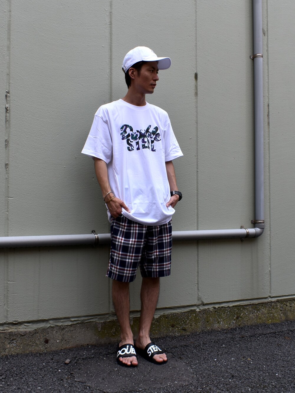 「おしゃれさんと繋がりたい、カジュアルコーデ、大人カジュアル、ラフ、サンダル、Tシャツ、ストリートMIX、DOUBLE STEAL、ストリート」｜「DOUBLE STEALの ALOHA LOGO  Tシャツ（Tシャツ/カットソー、ホワイト系）」を使った、まっつんさん（メンズ・173cm）の秋コーディネートの1枚目の写真