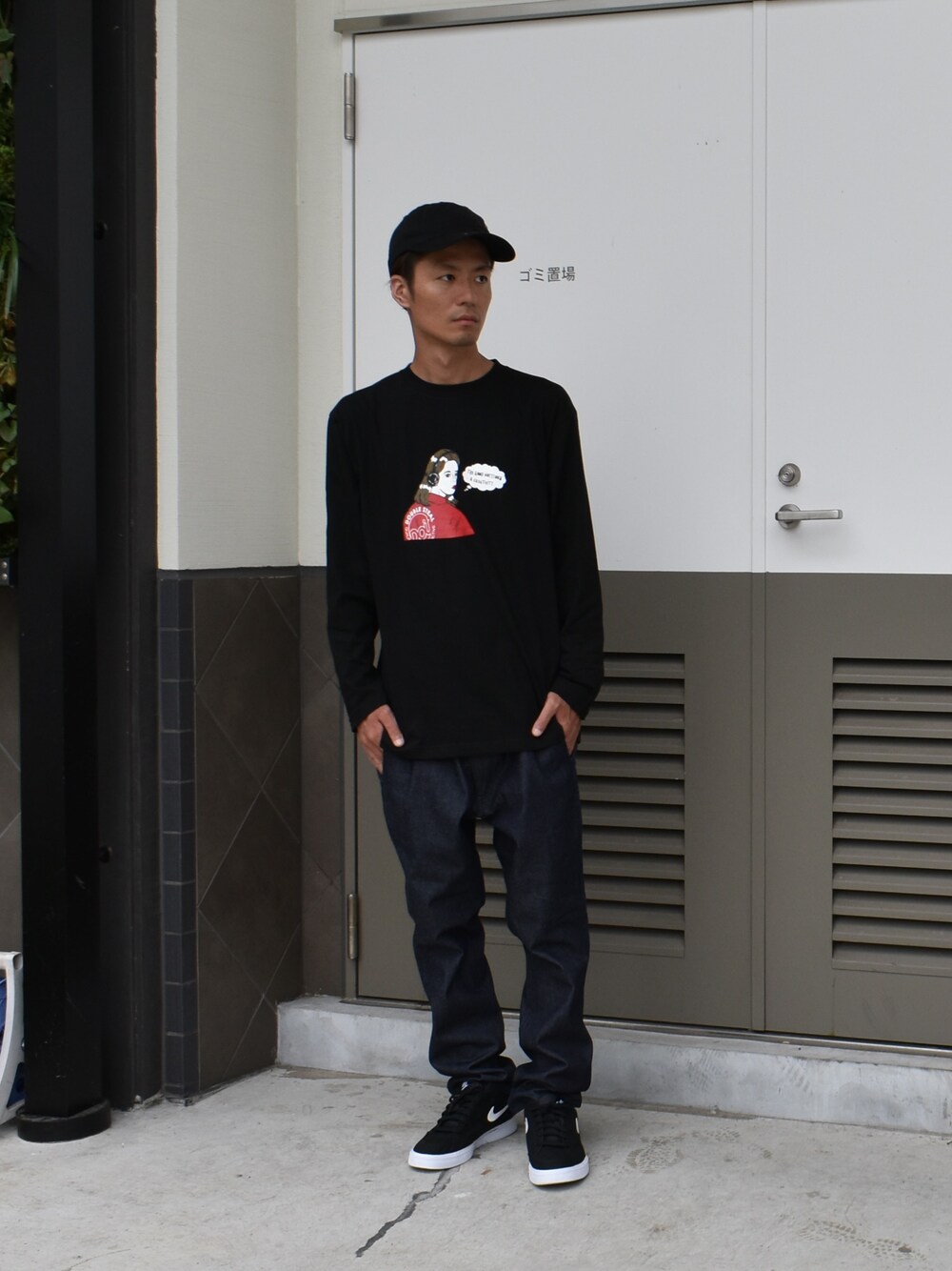 「秋コーデ、大人カジュアル、おしゃれさんと繋がりたい、きれいめカジュアル、カジュアルコーデ、スニーカー、DOUBLE STEAL、ストリート、ロンT、スケータースタイル」｜「DOUBLE STEALのHeadphone Girl 長袖Ｔシャツ（Tシャツ/カットソー、ブラック系）」を使った、まっつんさん（メンズ・173cm）の秋コーディネートの1枚目の写真