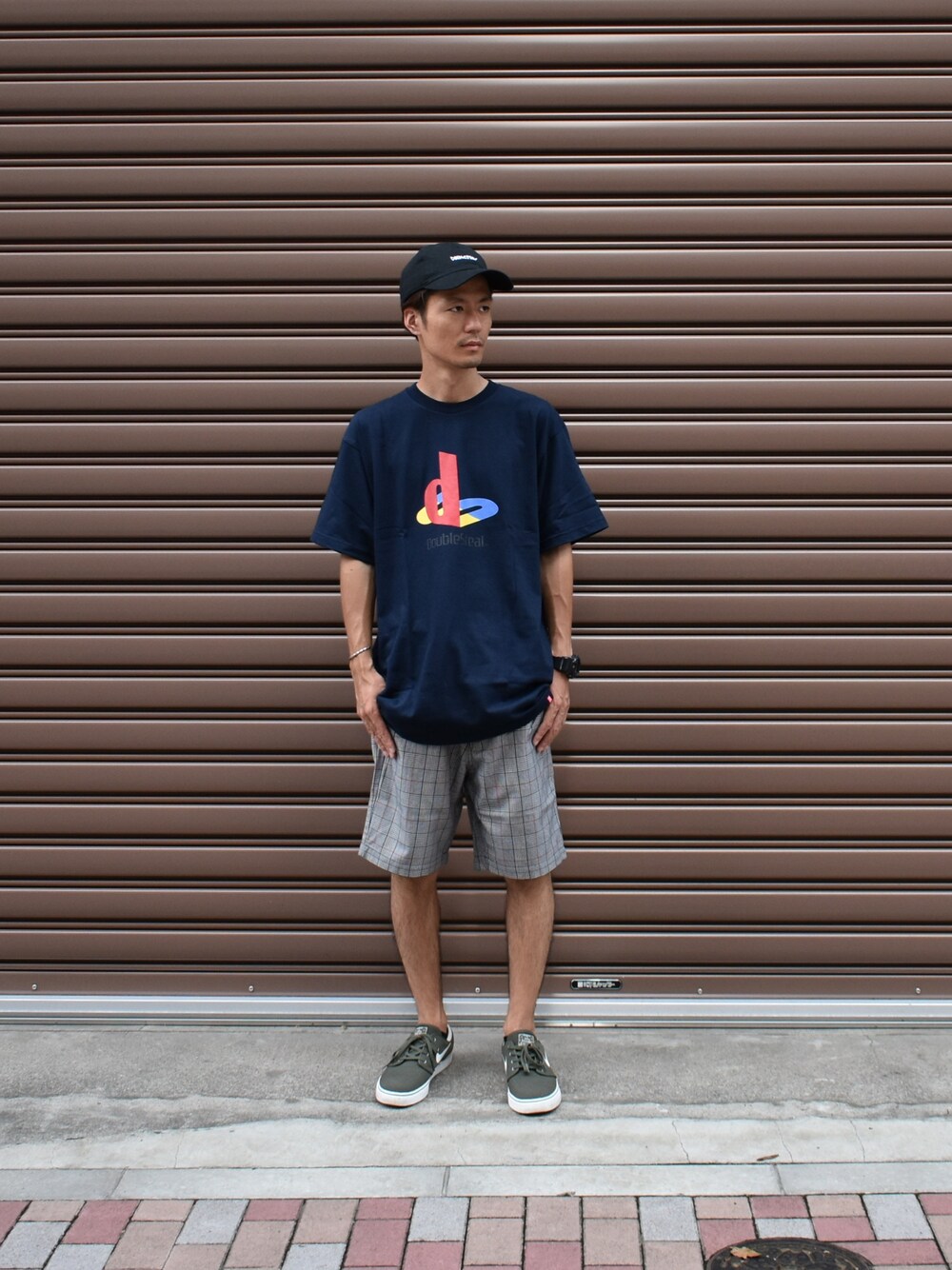 「おしゃれさんと繋がりたい、今日のコーデ、スニーカーコーデ、オトナカジュアル、カジュアル、休日スタイル、チェック、nike sb 、DOUBLE STEAL、ストリート」｜「DOUBLE STEALのDS GAME LOGO Tシャツ（Tシャツ/カットソー、ブルー系）」を使った、まっつんさん（メンズ・173cm）の秋コーディネートの1枚目の写真
