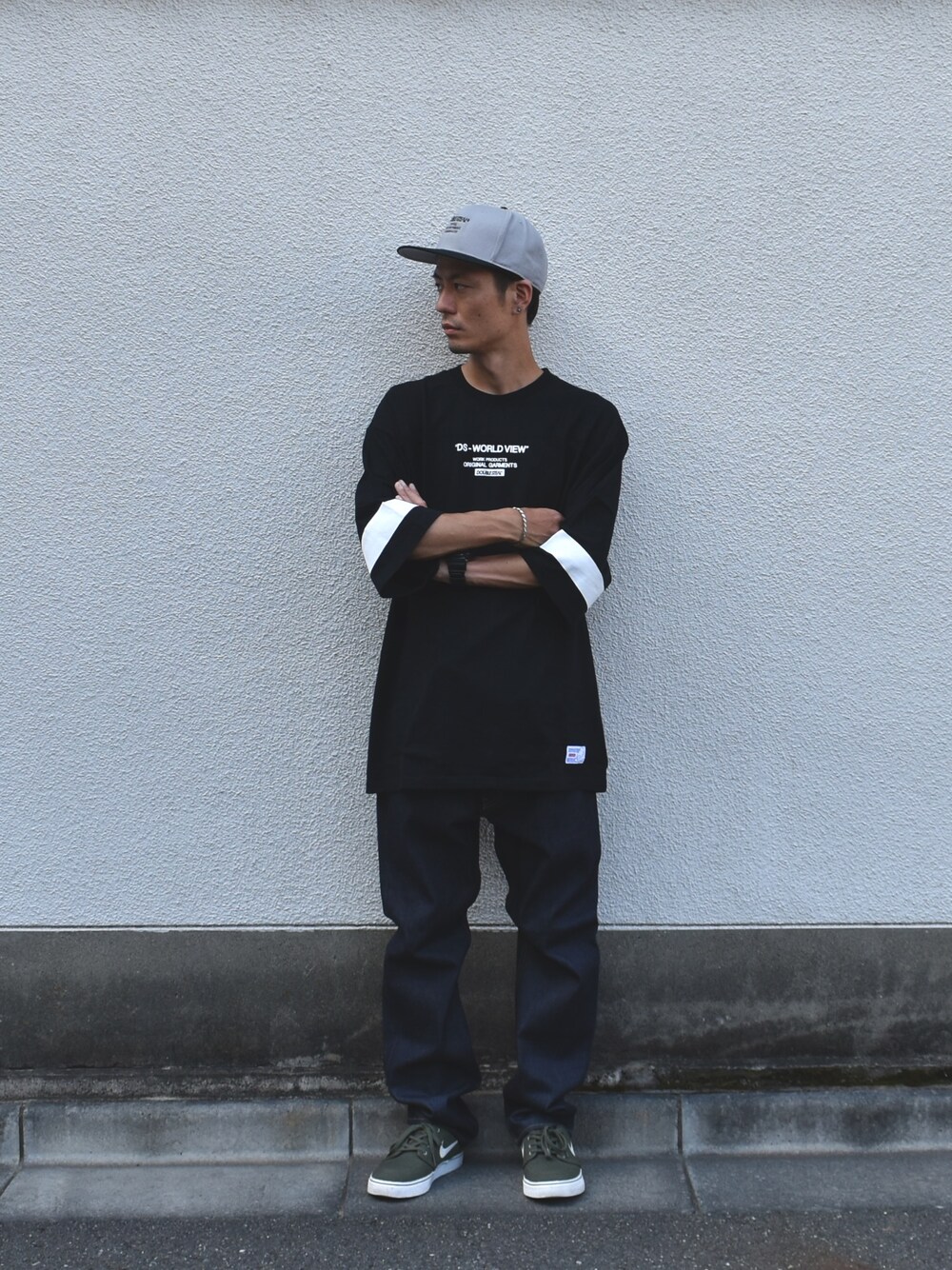 「秋のコーデ、大人カジュアル、DOUBLE STEAL、フットボールTシャツ、ストリート、スニーカー、street、streetstyle、今日のコーデ」｜「DOUBLE STEALのOne Point Reguiar デニムパンツ（デニムパンツ、ブルー系）」を使った、まっつんさん（メンズ・173cm）の秋コーディネートの1枚目の写真