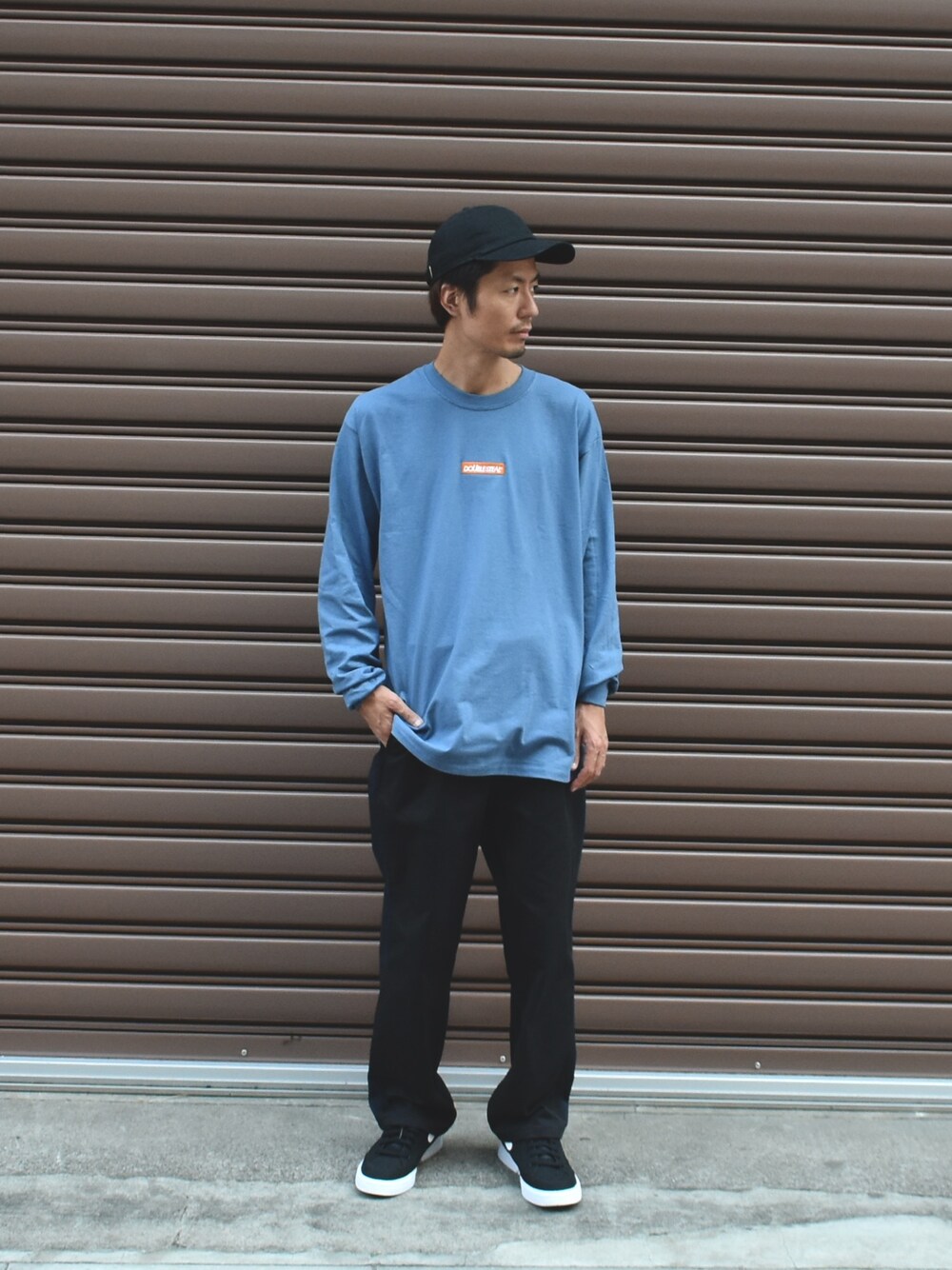 「シンプルコーデ、オトナカジュアル、秋、スニーカーコーデ、秋服、DOUBLE STEAL、streetstyle、street、SK8　、ストリート」｜「DOUBLE STEALのSide 6Panel CAP（キャップ、ブラック系）」を使った、まっつんさん（メンズ・173cm）の秋コーディネートの1枚目の写真