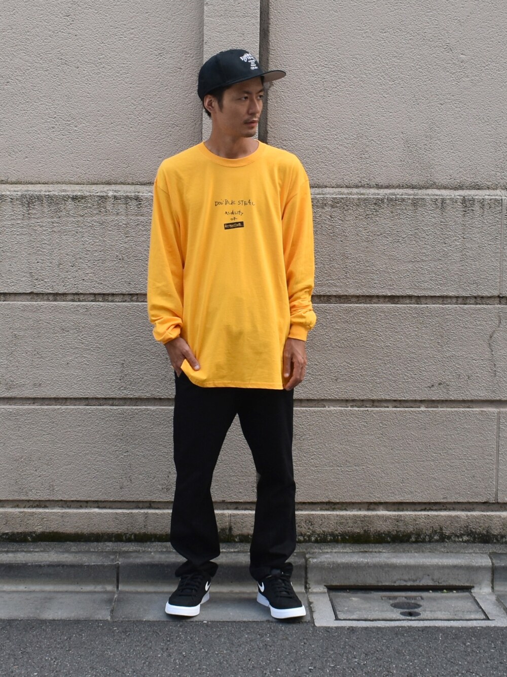 「DOUBLE STEAL、ロンT、ストリート、秋コーデ、street、streetstyle、スニーカー、オーバーサイズ、スケータースタイル」｜「DOUBLE STEALのBack Asymmetry Pants（チノパンツ、ブラック系）」を使った、まっつんさん（メンズ・173cm）の秋コーディネートの1枚目の写真