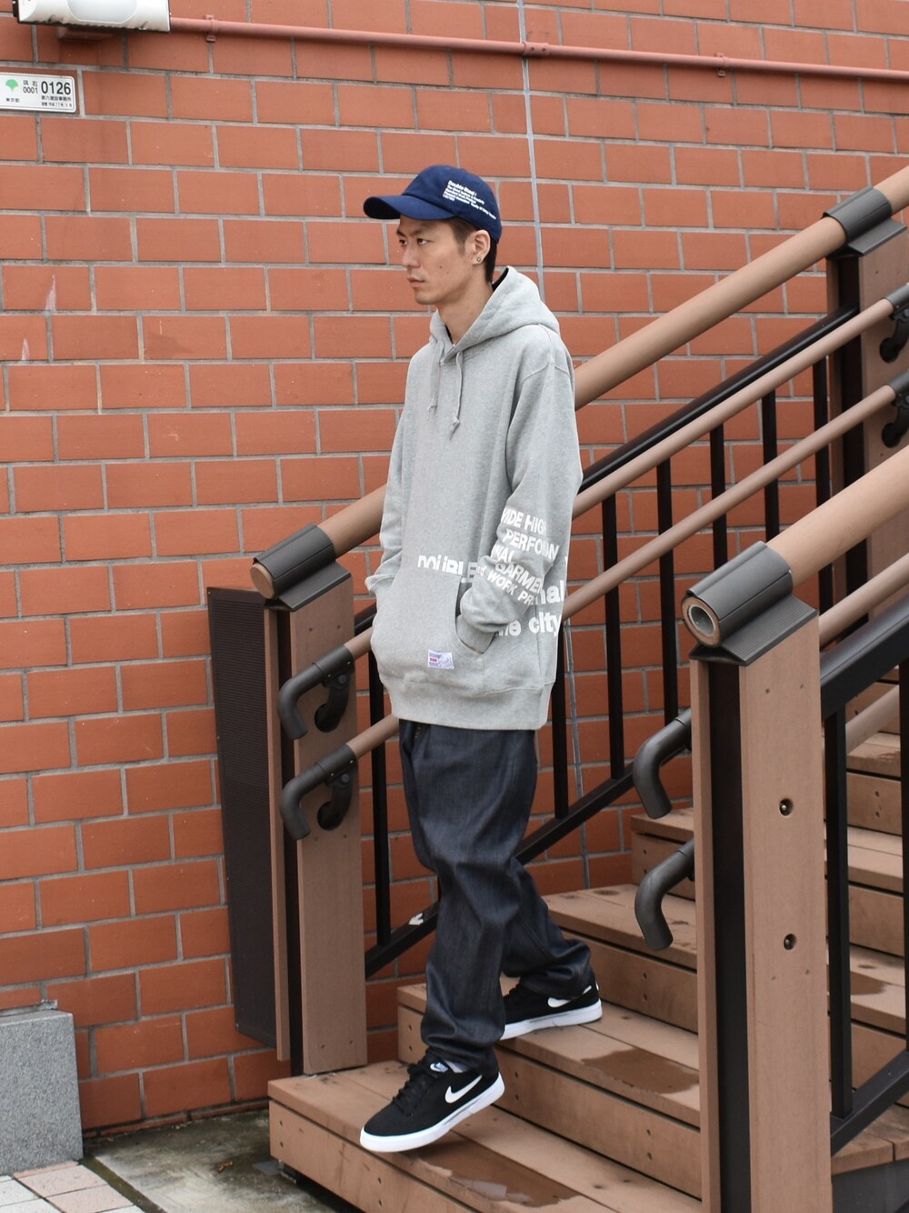 「秋のコーデ、カジュアル、オトナカジュアル、ビッグシルエット、スニーカー、オーバーサイズ、パーカー、DOUBLE STEAL、street、streetstyle」｜「DOUBLE STEALのSide 6Panel CAP（キャップ、ブルー系）」を使った、まっつんさん（メンズ・173cm）の秋コーディネートの1枚目の写真