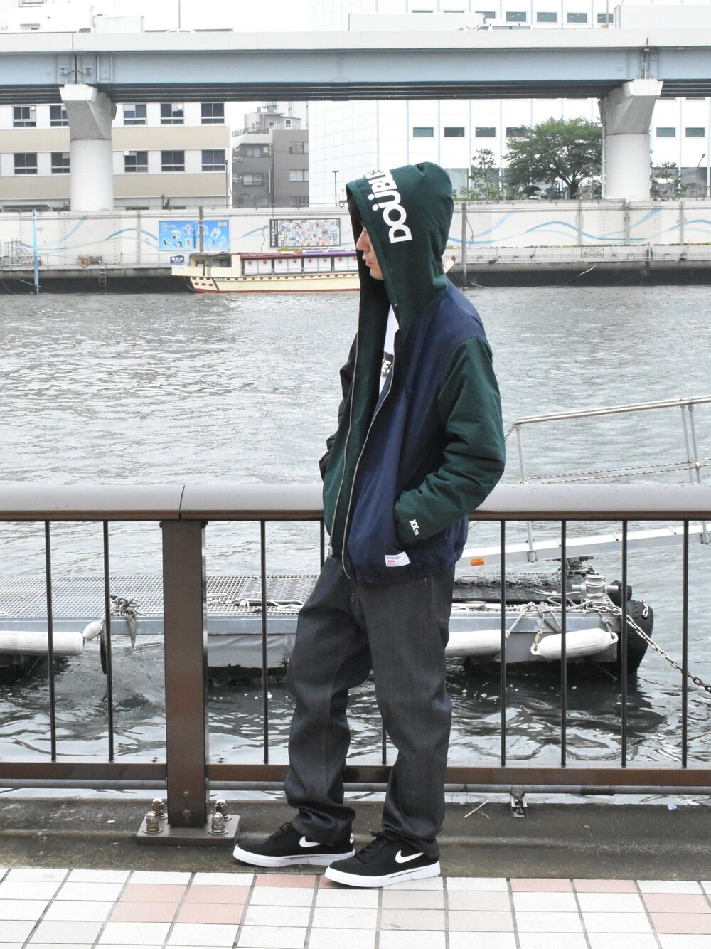「秋冬コーデ、大人カジュアル、スニーカー、スポーツミックス、DOUBLE STEAL、street、streetstyle、ストリート」｜「DOUBLE STEALのOne Point narrow デンム（デニムパンツ、ブルー系）」を使った、まっつんさん（メンズ・173cm）の冬コーディネートの1枚目の写真