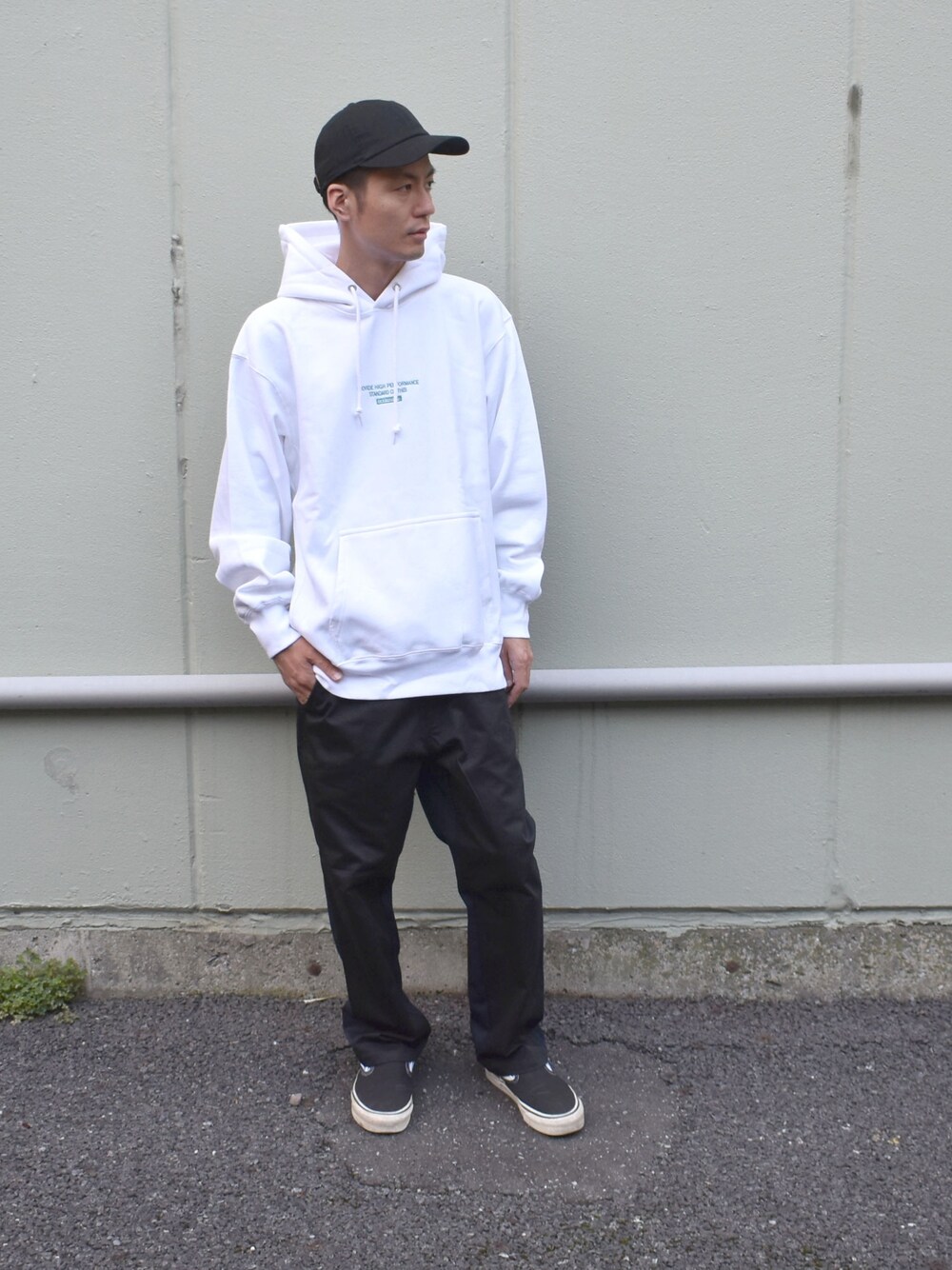 「冬コーデ、キレイめ、オトナカジュアル、黒、キャップ、DOUBLE STEAL、パーカー、street、streetstyle」｜「DOUBLE STEALのSimple BOX embroidery パーカー（パーカー、ホワイト系）」を使った、まっつんさん（メンズ・173cm）の冬コーディネートの1枚目の写真