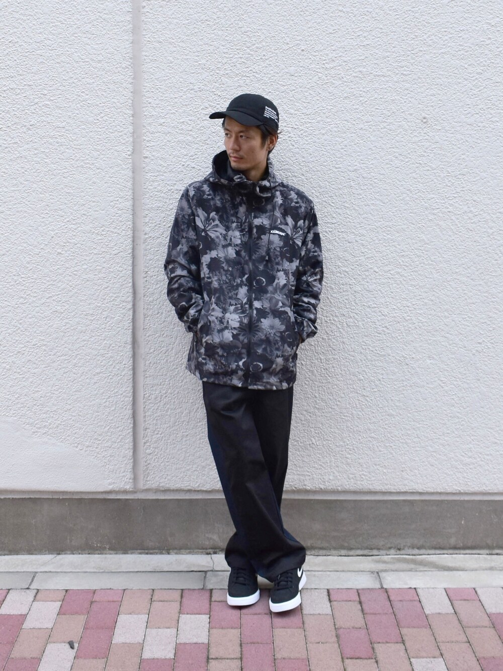 「冬コーデ、オトナカジュアル、休日スタイル、ラフ、柄、DOUBLE STEAL、streetstyle」｜「DOUBLE STEALのBack Asymmetry Pants（チノパンツ、ブラック系）」を使った、まっつんさん（メンズ・173cm）の冬コーディネートの1枚目の写真