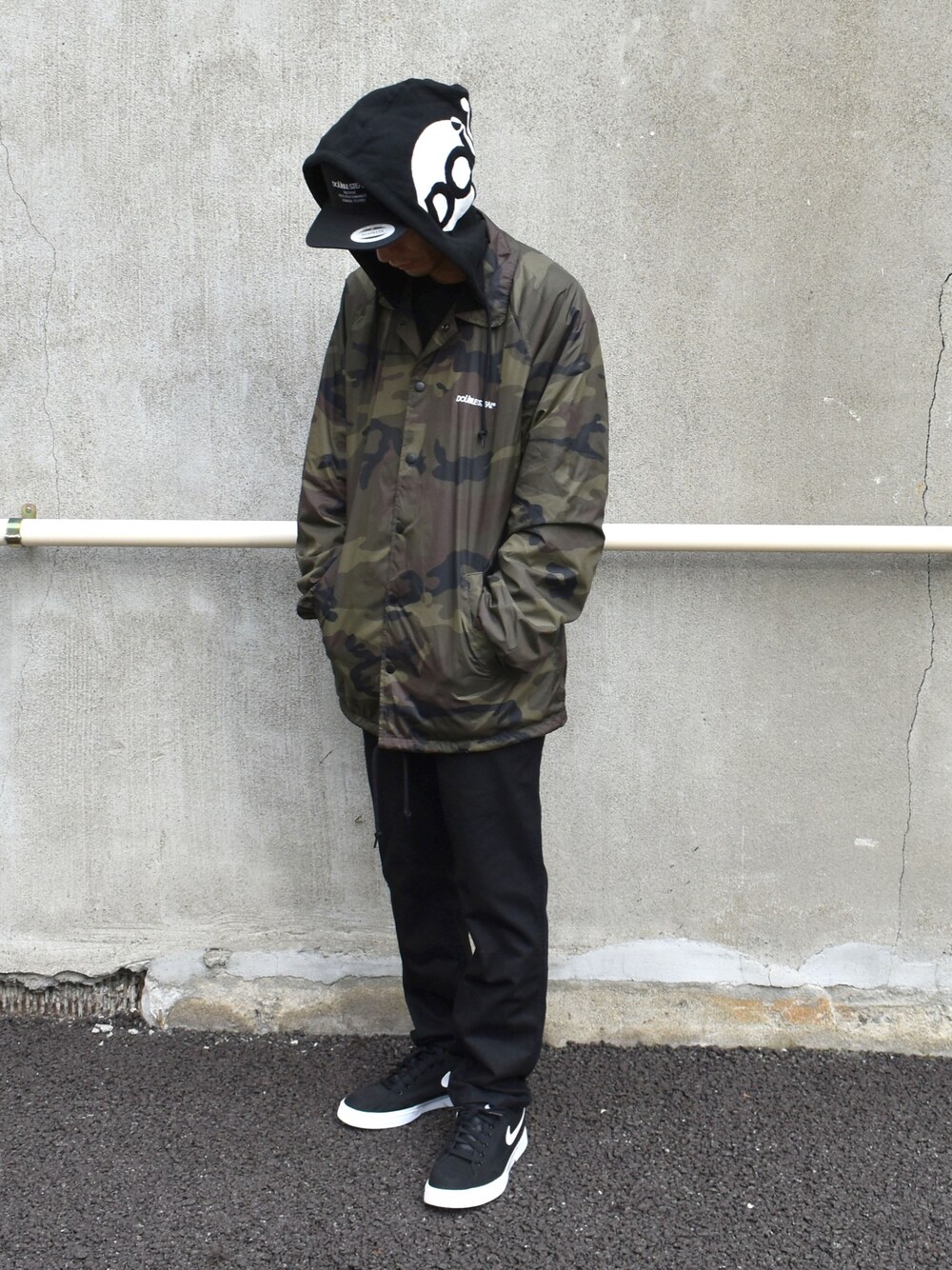 「冬のコーデ、今日のコーデ、大人コーデ、DOUBLE STEAL、ストリート、スニーカー、カモフラ、コーチジャケット」｜「DOUBLE STEALのHood DOU Coache Jacket（スタジャン、その他）」を使った、まっつんさん（メンズ・173cm）の冬コーディネートの1枚目の写真